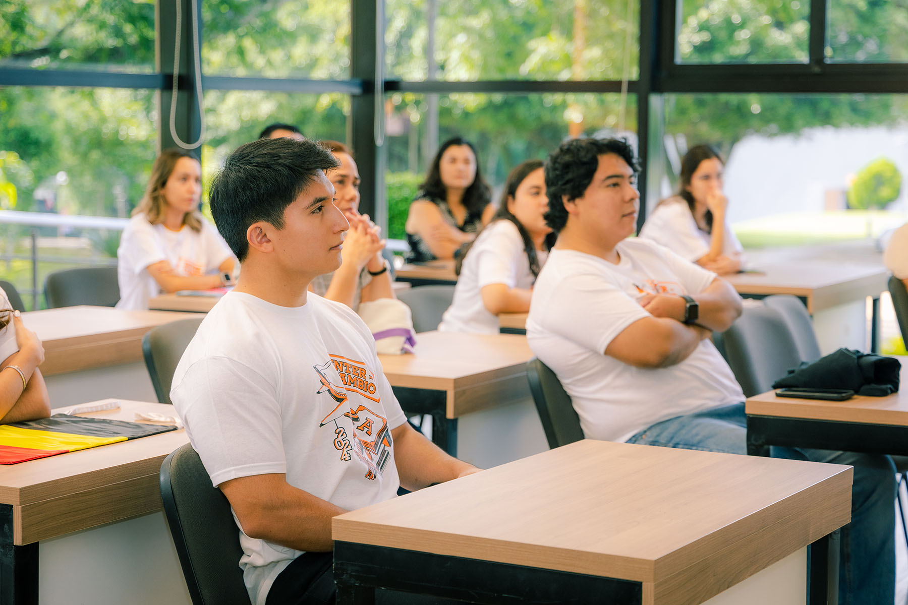 1 / 3 - Alumnos Internacionales 2024: Orgullo y Representación en el Extranjero