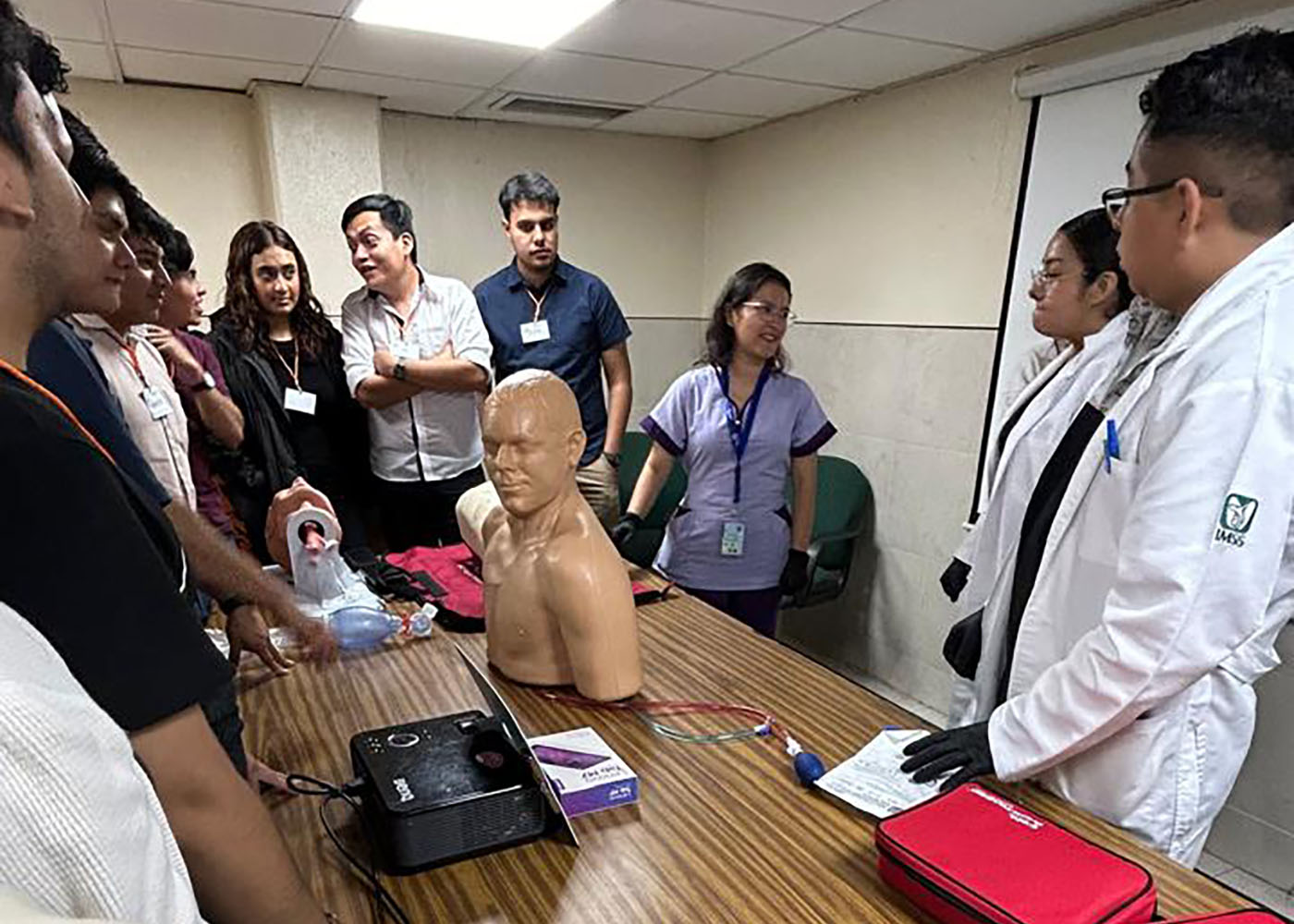 5 / 10 - Ingeniería Biomédica Participa en la Semana de Capacitación de Equipo Médico del IMSS