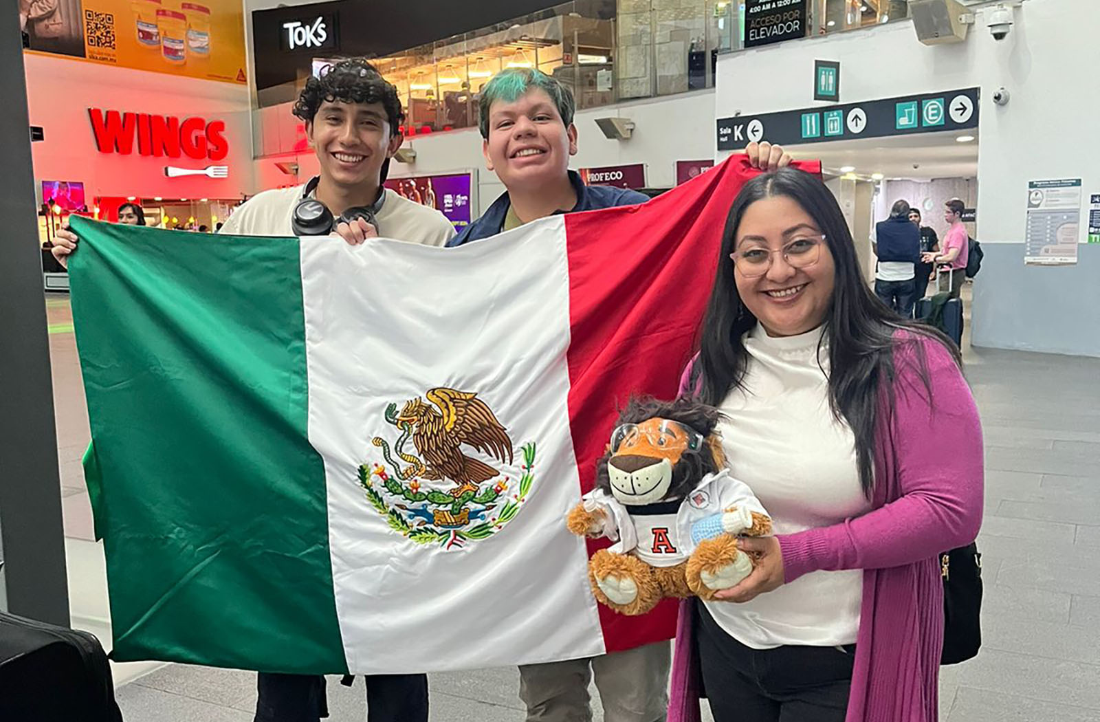 1 / 7 - Destacada Participación de Alumnos de Ingeniería en la 15.a FETEPS en São Paulo, Brasil