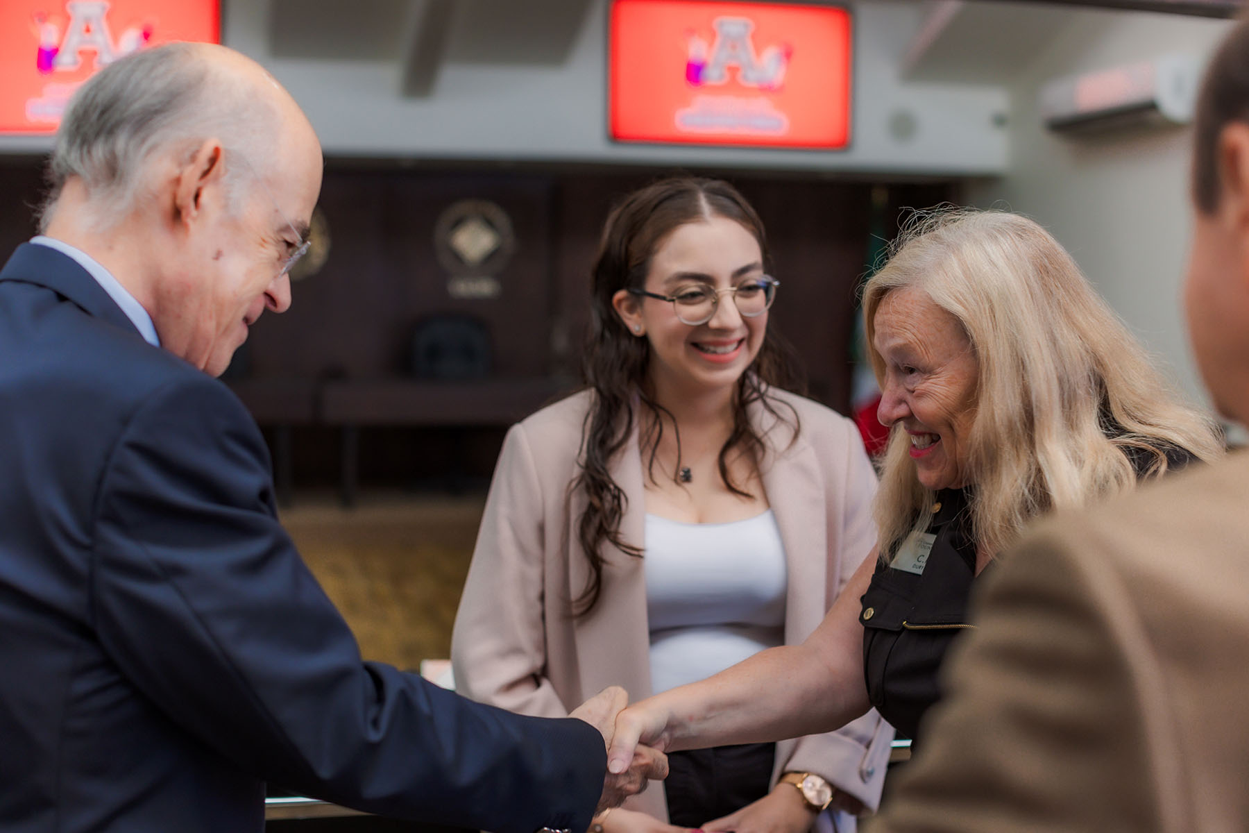 3 / 18 - La Escuela de Medicina Recibe a Visitantes Distinguidos de la Universidad de Nebraska