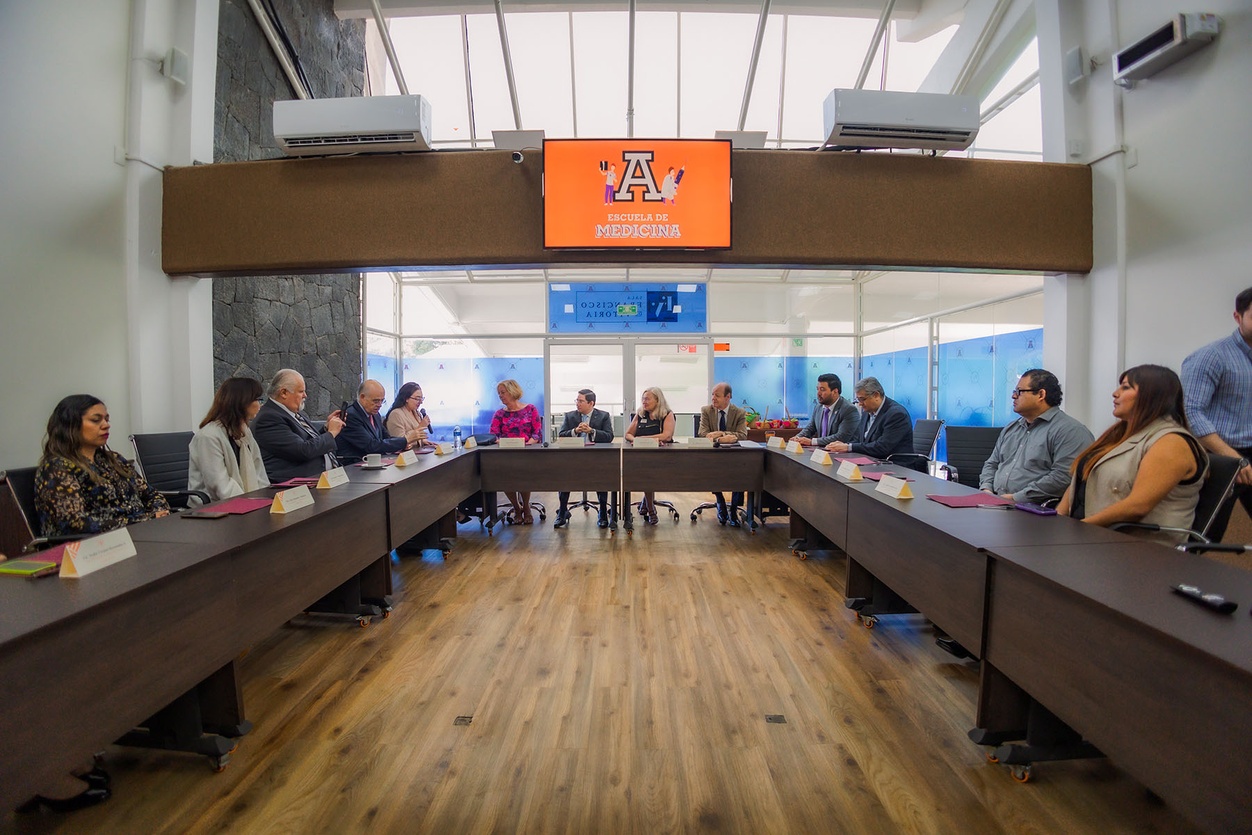 6 / 18 - La Escuela de Medicina Recibe a Visitantes Distinguidos de la Universidad de Nebraska