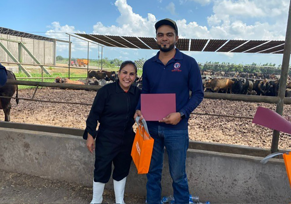 2 / 5 - Alumnos de Medicina Veterinaria y Zootecnia Visitan el Rancho Ganadero Santa Rita