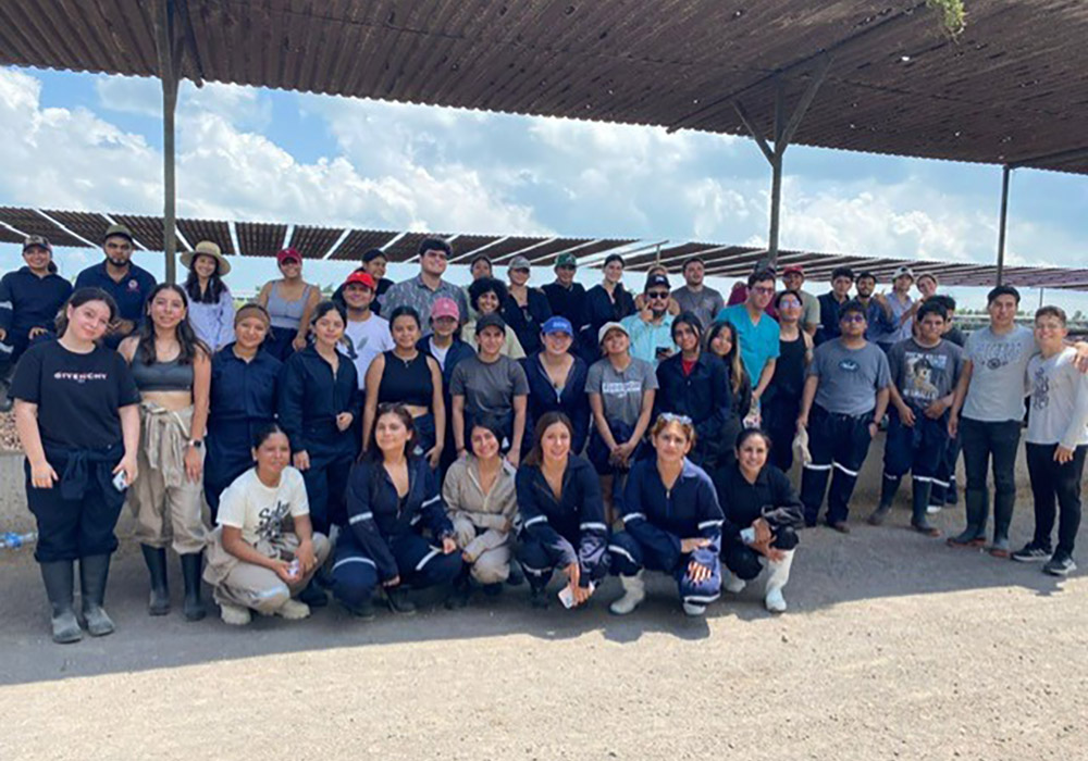 4 / 5 - Alumnos de Medicina Veterinaria y Zootecnia Visitan el Rancho Ganadero Santa Rita