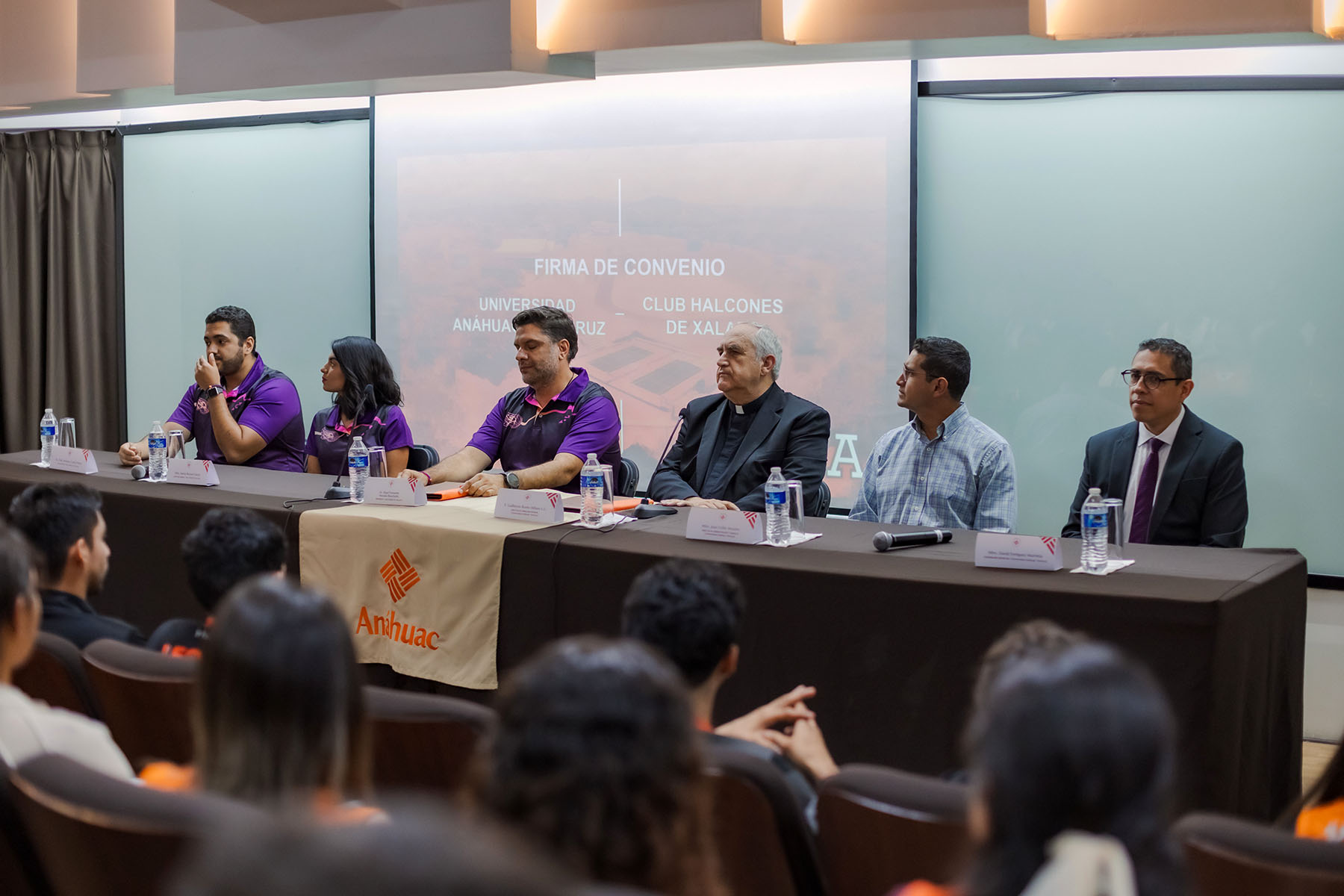 13 / 38 - Firma de Convenio con el Club Halcones de Xalapa