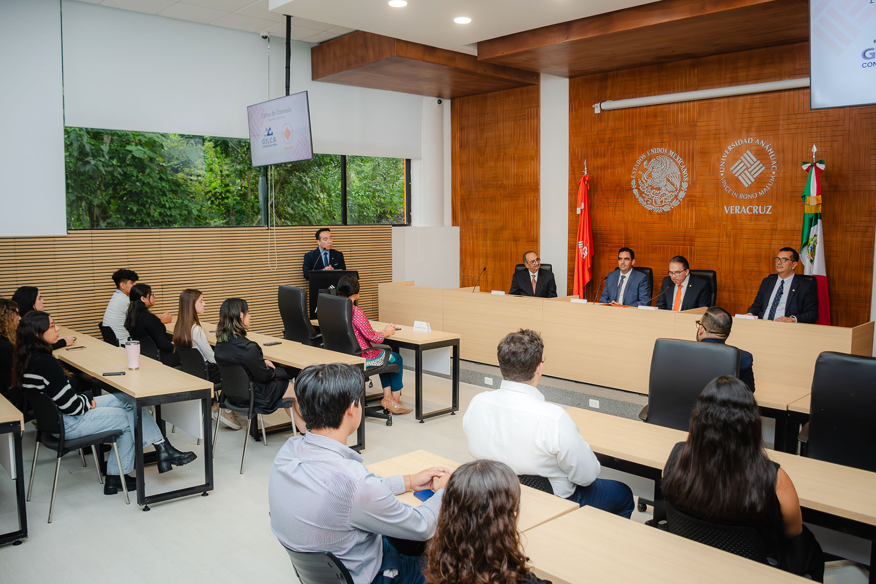 2 / 13 - Firma de Convenio con Constructora GILCA