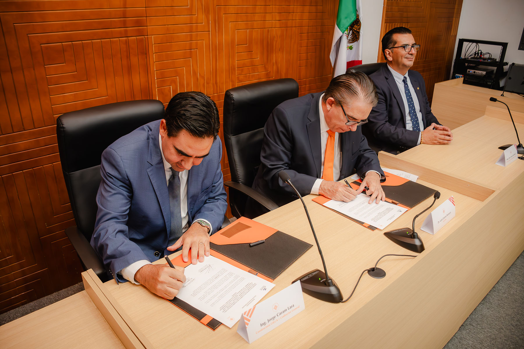 7 / 13 - Firma de Convenio con Constructora GILCA