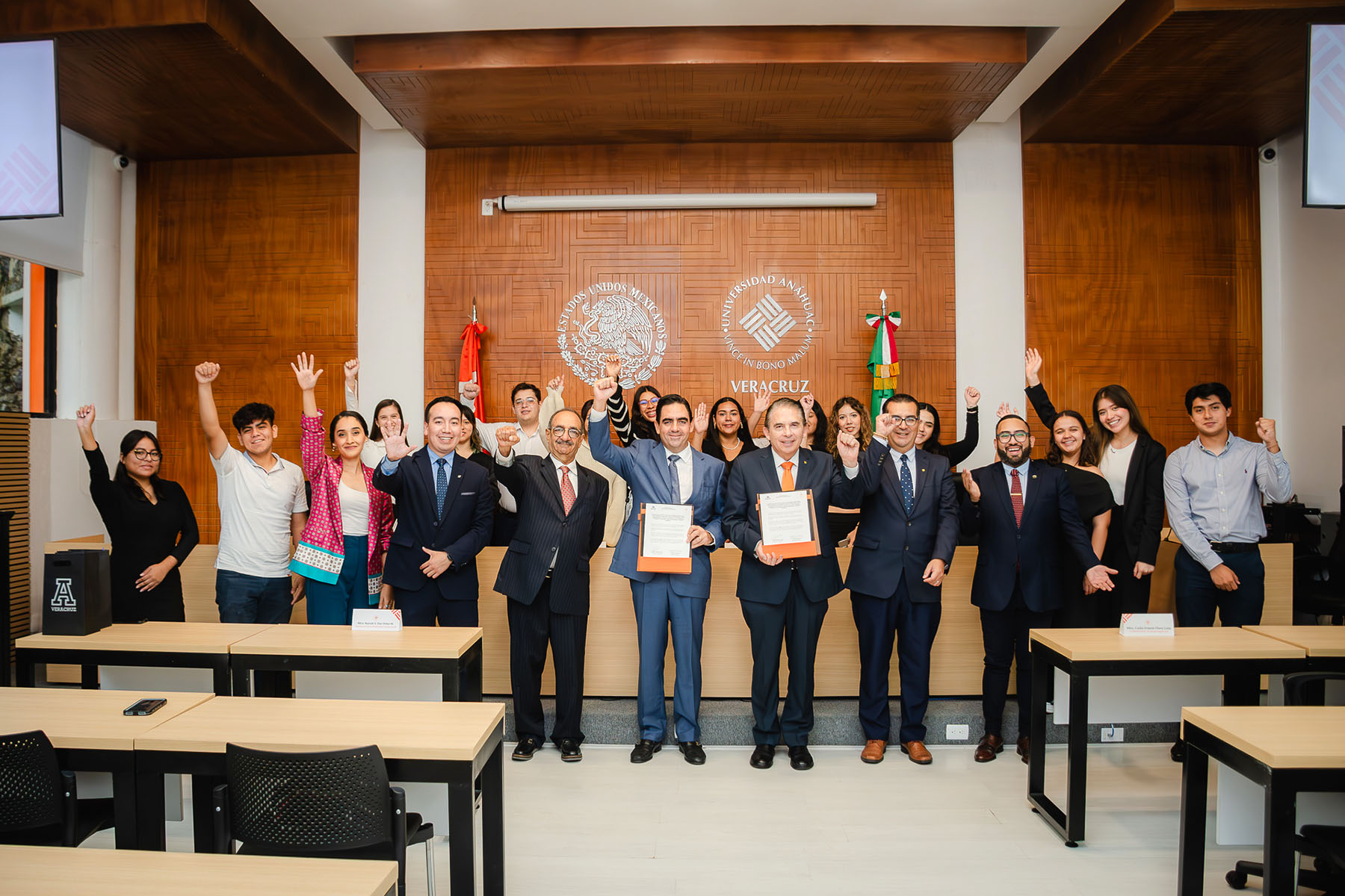 11 / 13 - Firma de Convenio con Constructora GILCA