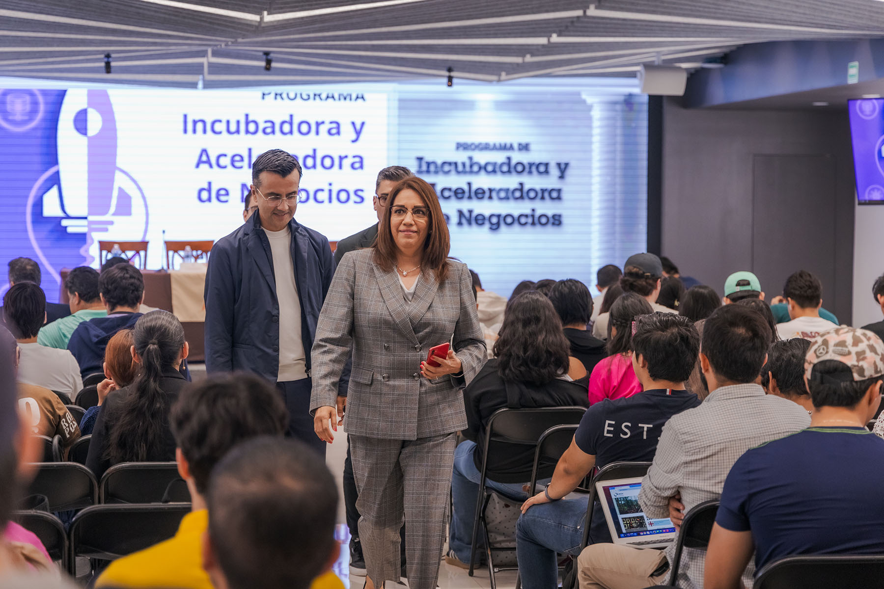 2 / 30 - Programa de Incubadora y Aceleradora de Negocios