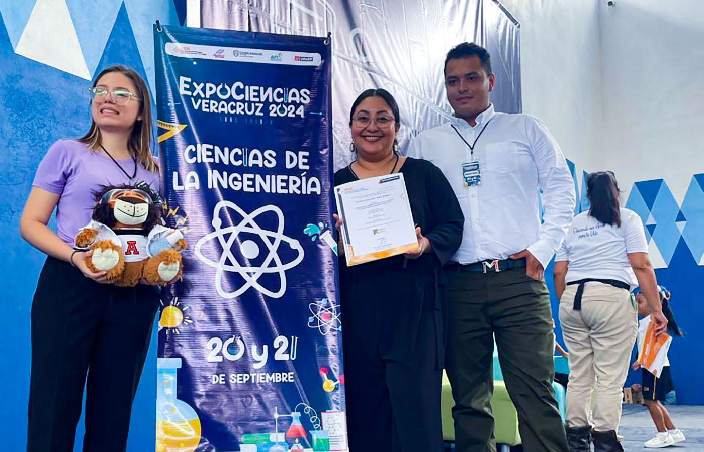 1 / 3 - Alumnos de Ingeniería Obtienen Acreditación Nacional en ExpoCiencias Veracruz 2024