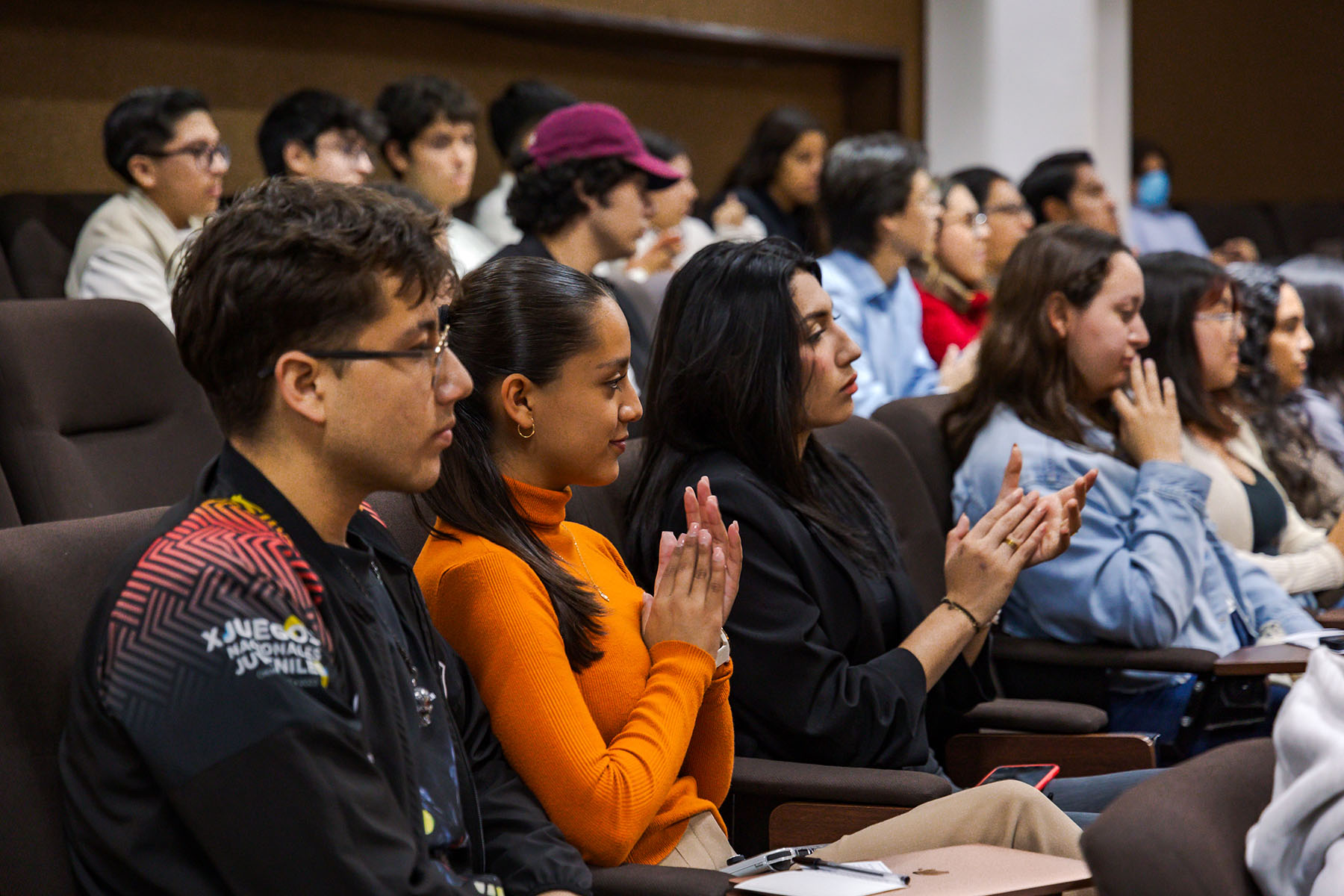 1 / 11 - Alumnos de la Escuela de Derecho Presentan el Foro Ética Profesional del Abogado