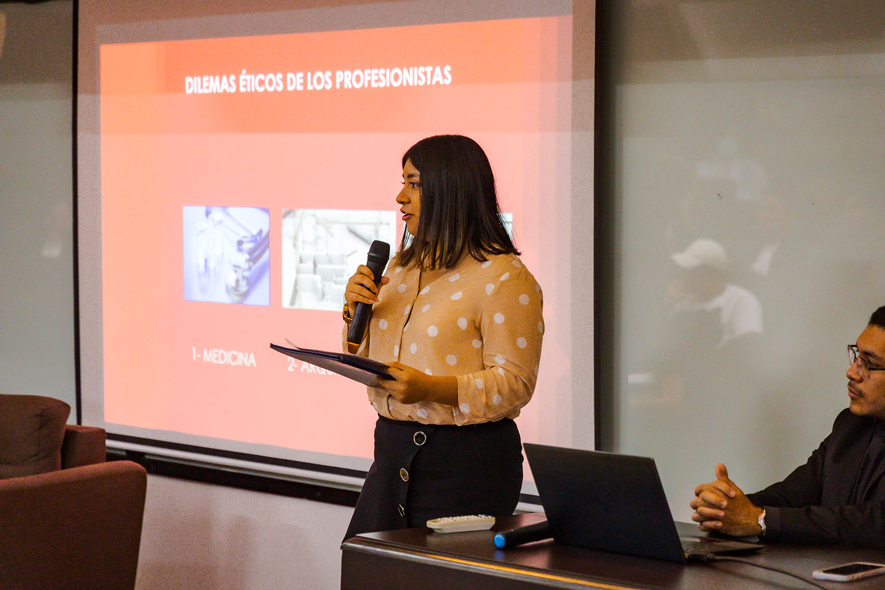 4 / 11 - Alumnos de la Escuela de Derecho Presentan el Foro Ética Profesional del Abogado