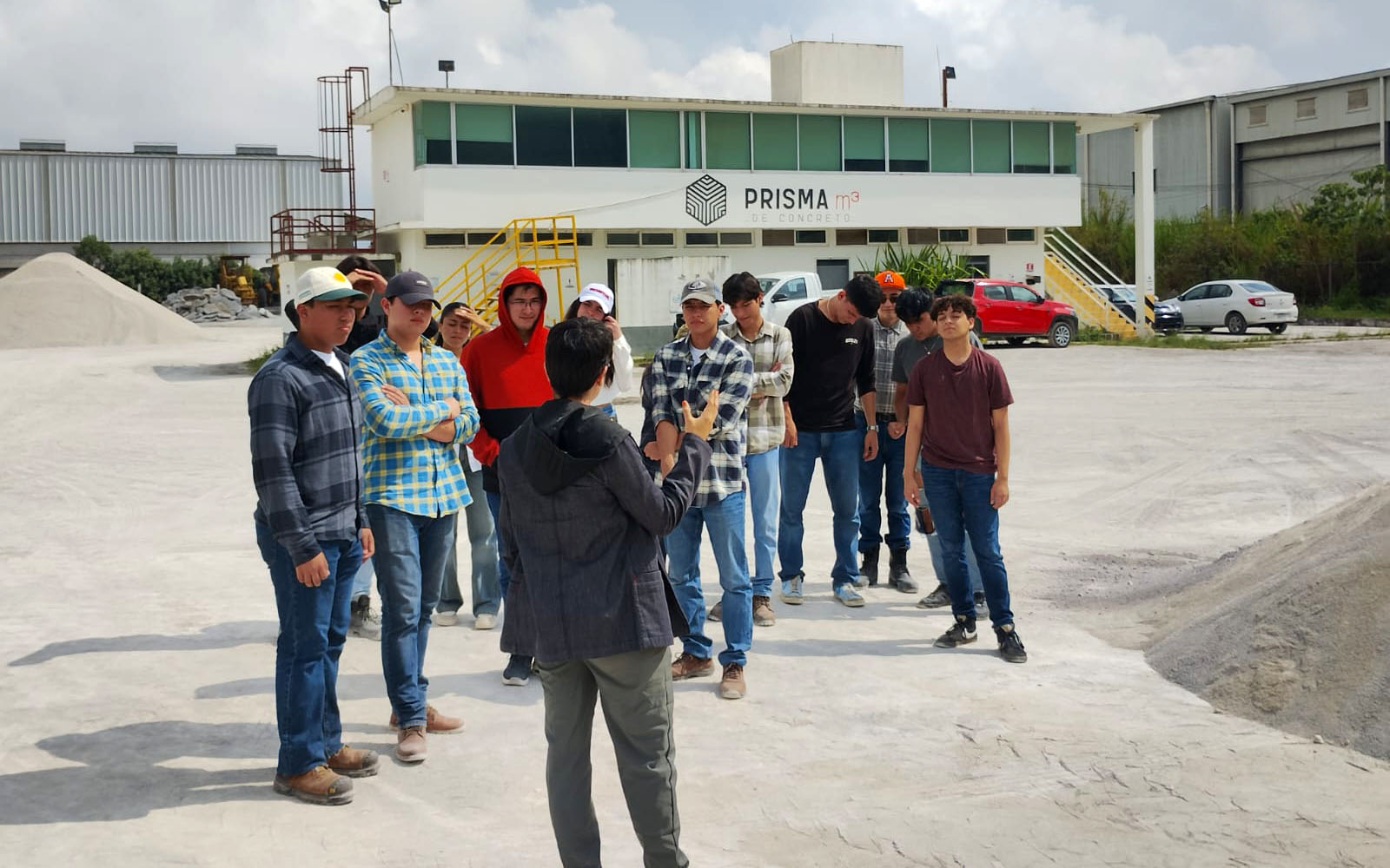 1 / 6 - Alumnos de Ingeniería Civil Visitan la Planta de Producción de Concreto Prisma