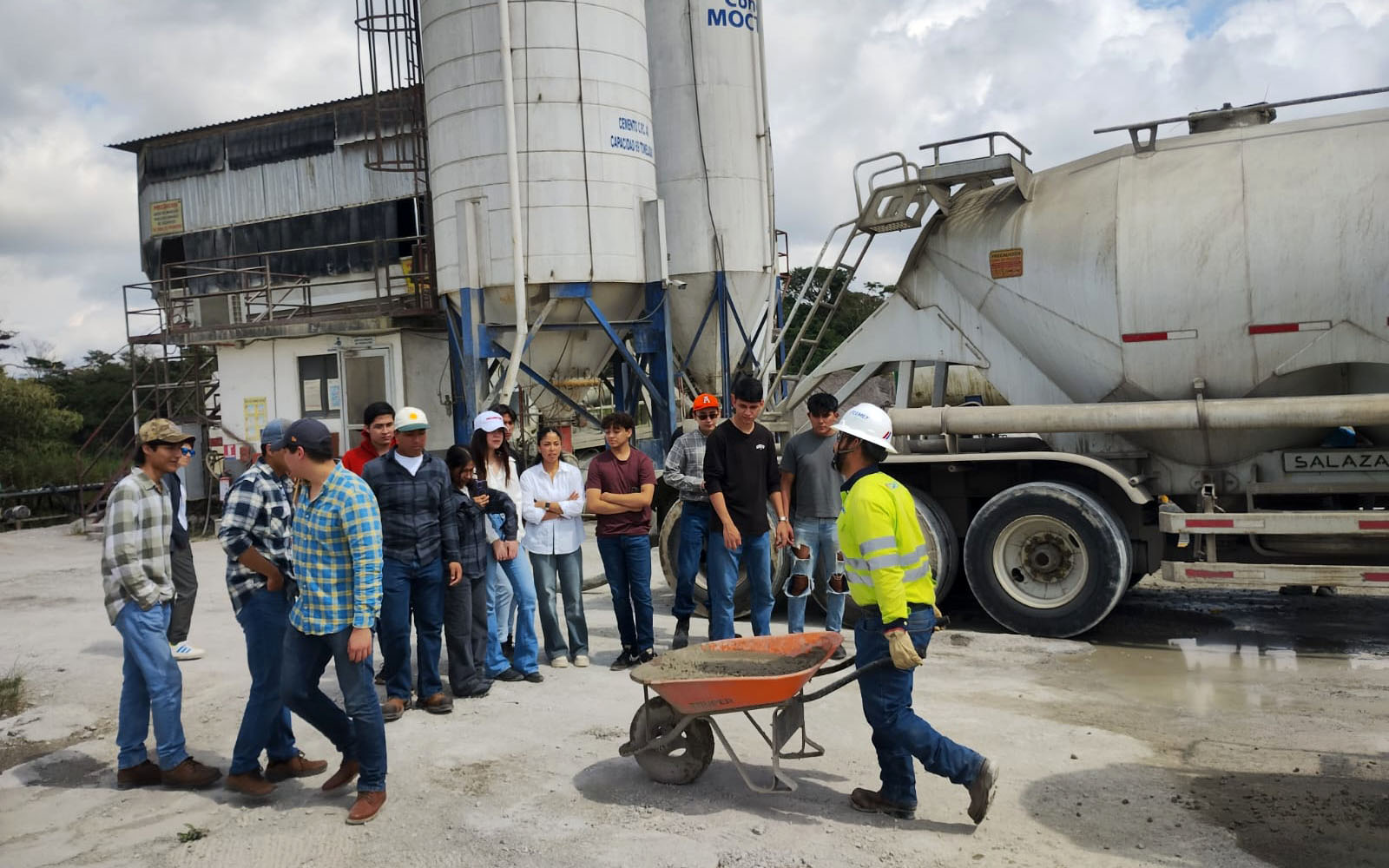 2 / 6 - Alumnos de Ingeniería Civil Visitan la Planta de Producción de Concreto Prisma