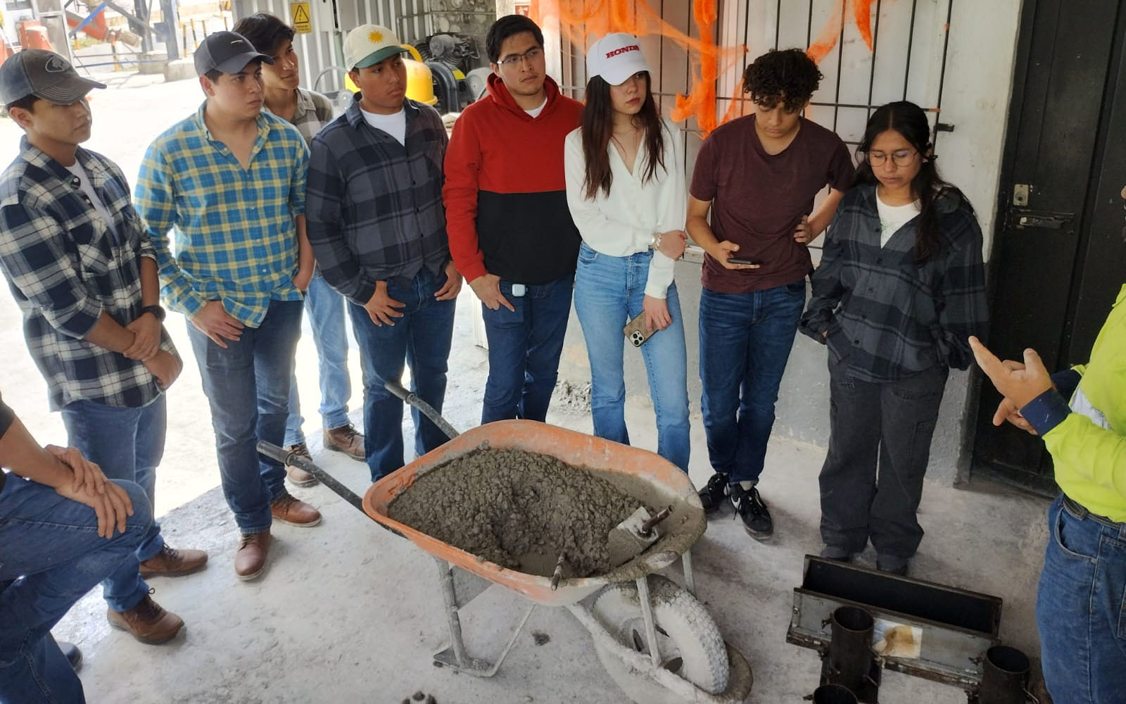 4 / 6 - Alumnos de Ingeniería Civil Visitan la Planta de Producción de Concreto Prisma