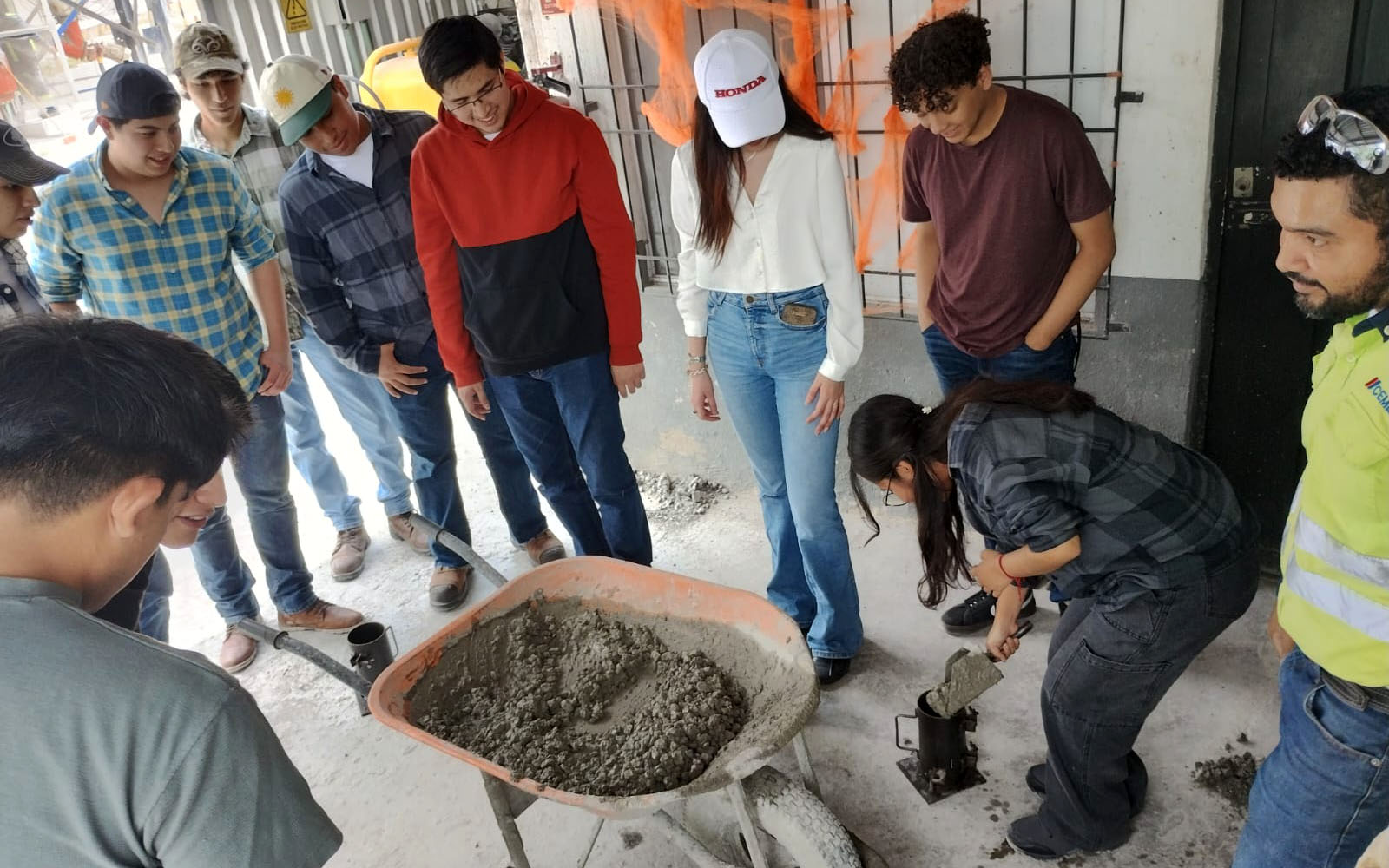 5 / 6 - Alumnos de Ingeniería Civil Visitan la Planta de Producción de Concreto Prisma