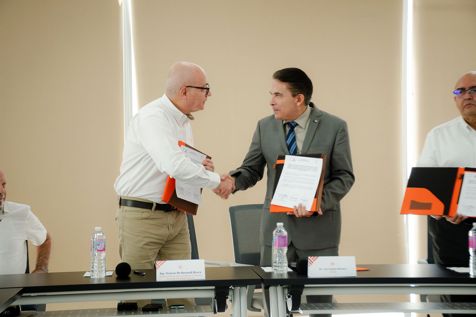 19 / 57 - Firma de Convenio con Asociación de Avicultores de Córdoba y Laboratorio Cordobés de Diagnóstico Pecuario