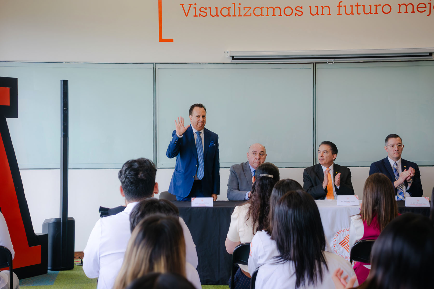 2 / 21 - Memorable Homenaje al Dr. Miguel Velázquez Carrillo en el Marco del Día del Médico