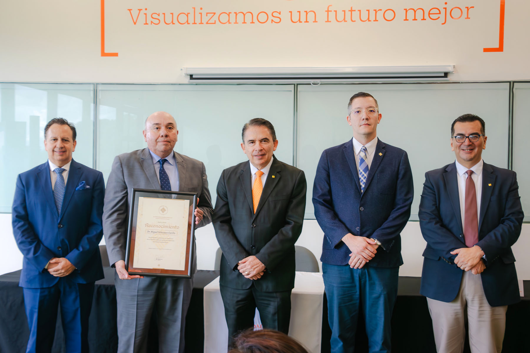 12 / 21 - Memorable Homenaje al Dr. Miguel Velázquez Carrillo en el Marco del Día del Médico