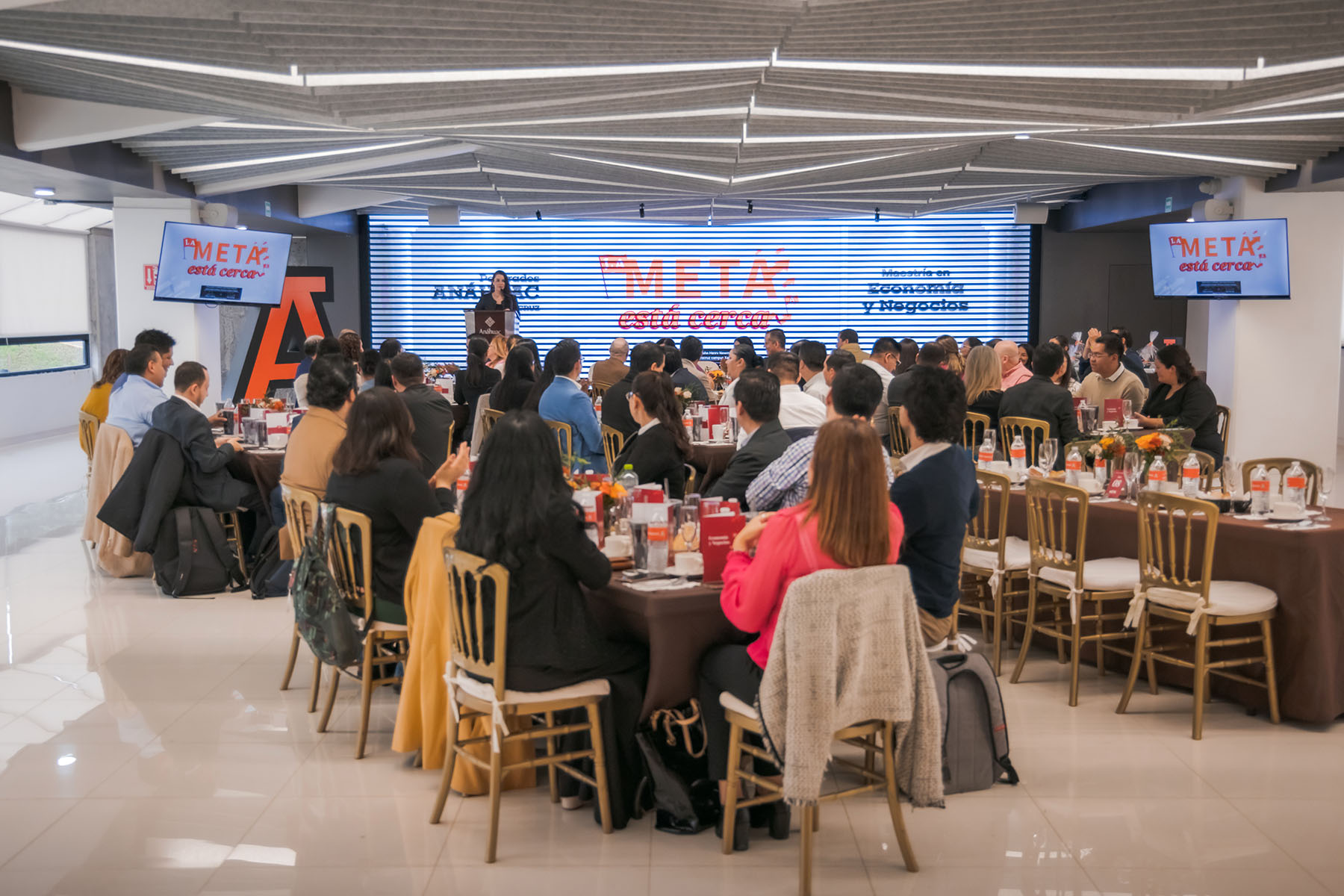 1 / 70 - La Meta Está Cerca: Clausura de la Maestría en Economía y Negocios para Grupo Chedraui