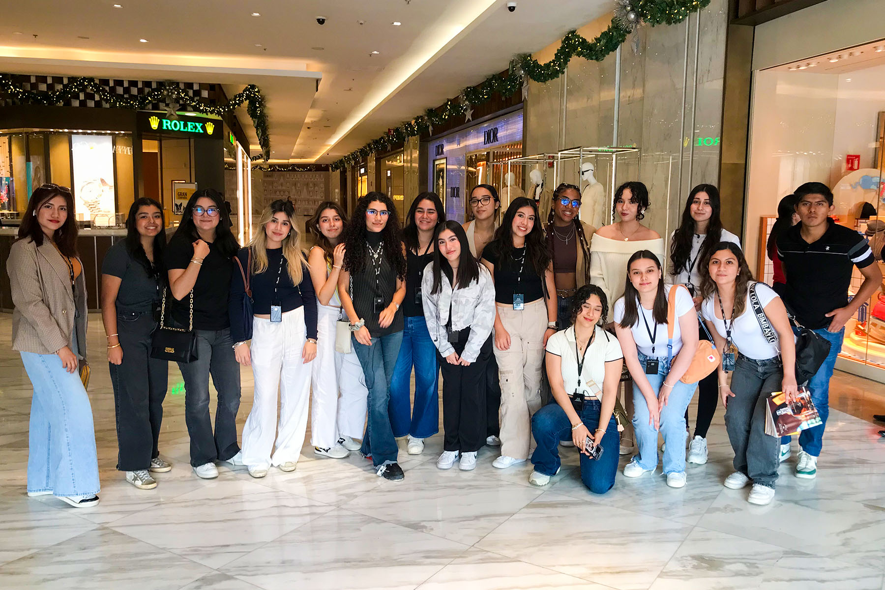 1 / 2 - Alumnos de Mercadotecnia Estratégica Visitan Palacio de Hierro en CDMX