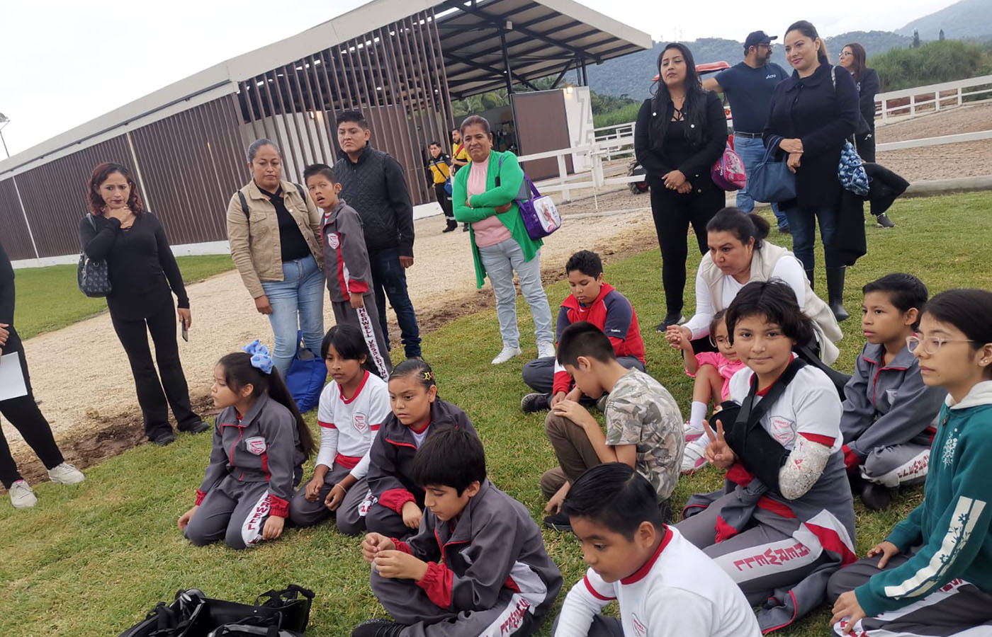 2 / 9 - Proximidad Social en el Centro Ecuestre con la Escuela Primaria Guillermo A. Sherwell