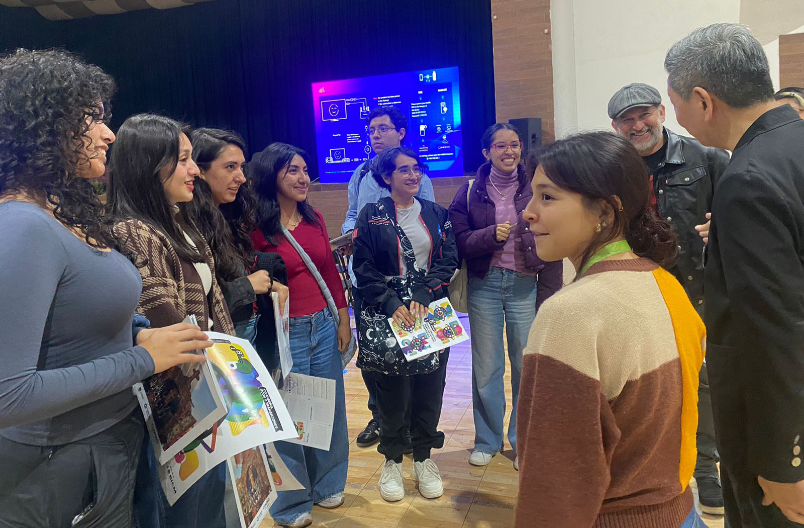 4 / 19 - Estudiantes de Diseño Gráfico en el Encuentro Ecos Creativos de la Bienal Internacional de Cartel en Querétaro