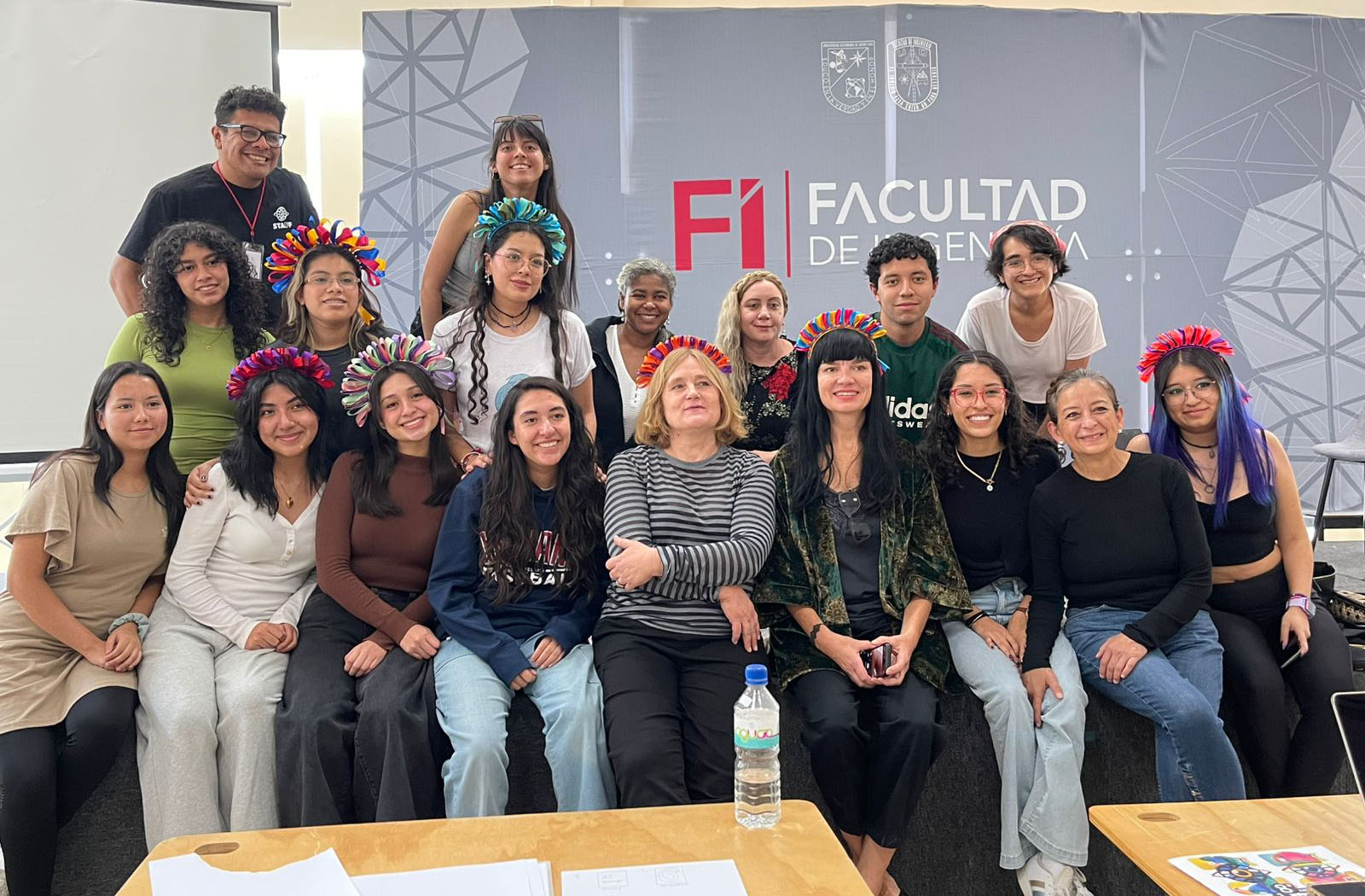 14 / 19 - Estudiantes de Diseño Gráfico en el Encuentro Ecos Creativos de la Bienal Internacional de Cartel en Querétaro