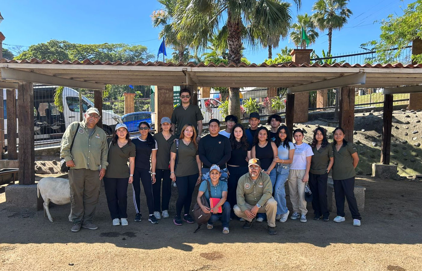 1 / 7 - Estudiantes de Medicina Veterinaria y Zootecnia Visitan la UMA en Orizaba