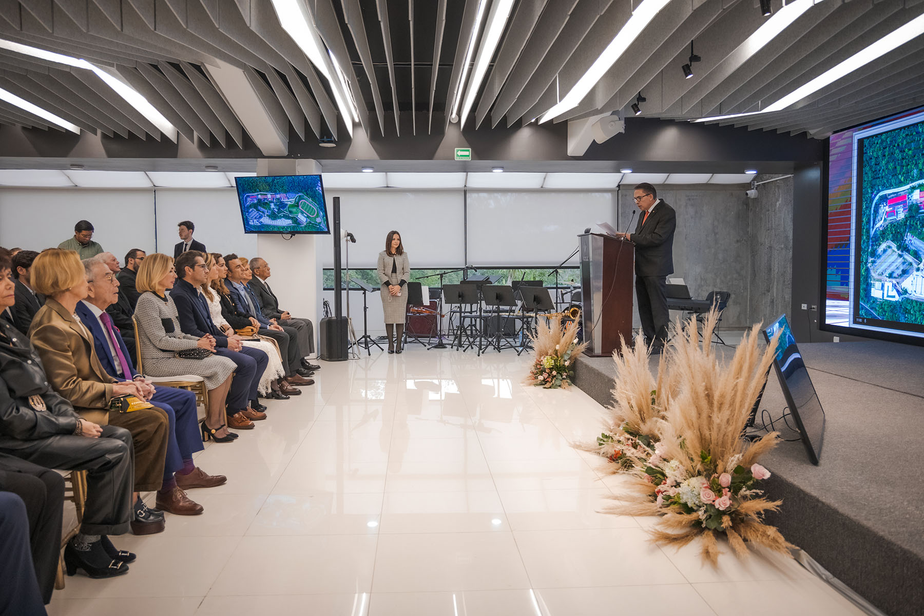 6 / 82 - Homenaje al Dr. Alfredo Chedraui Obeso, Presidente Fundador y Vitalicio de Nuestra Universidad