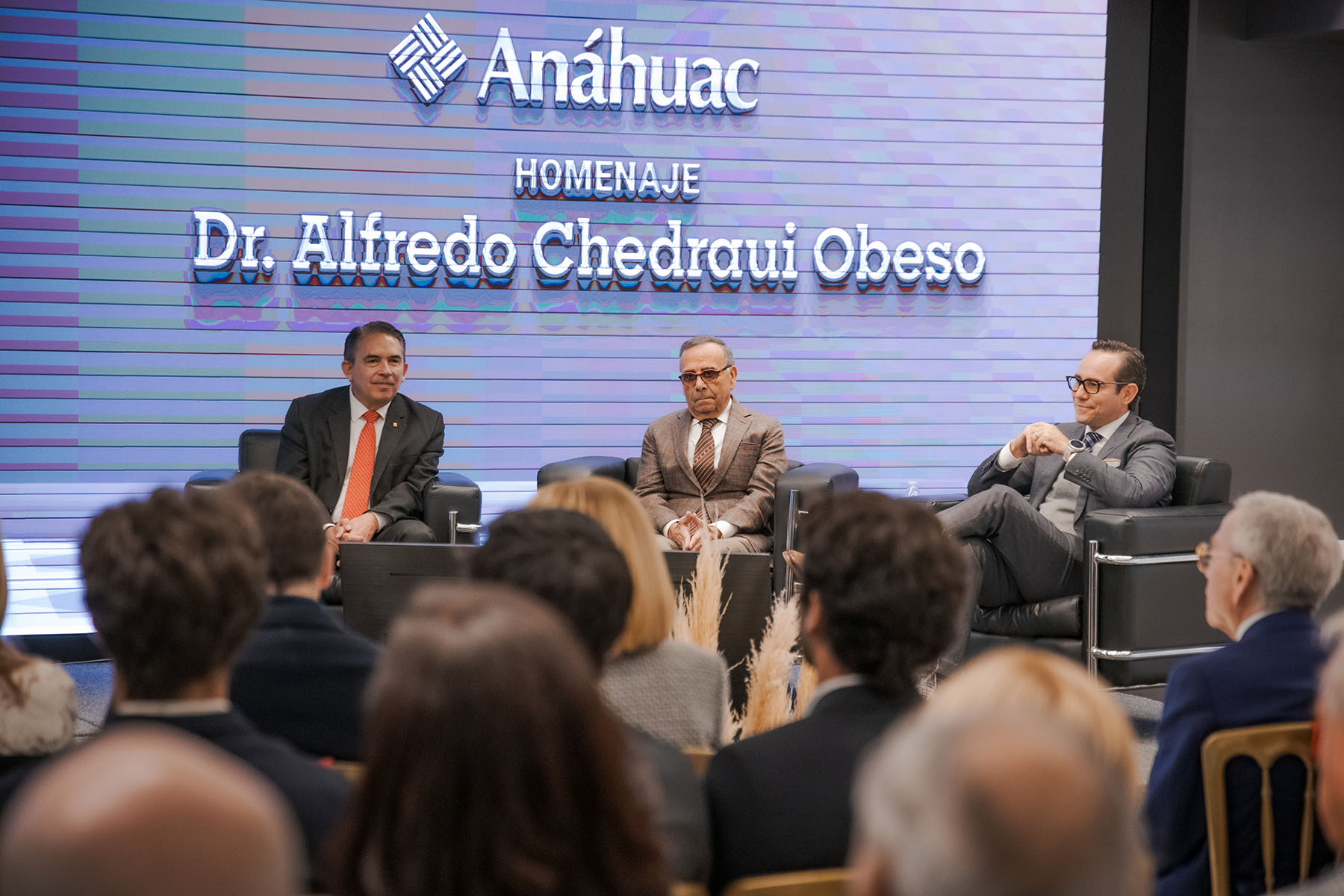 11 / 82 - Homenaje al Dr. Alfredo Chedraui Obeso, Presidente Fundador y Vitalicio de Nuestra Universidad