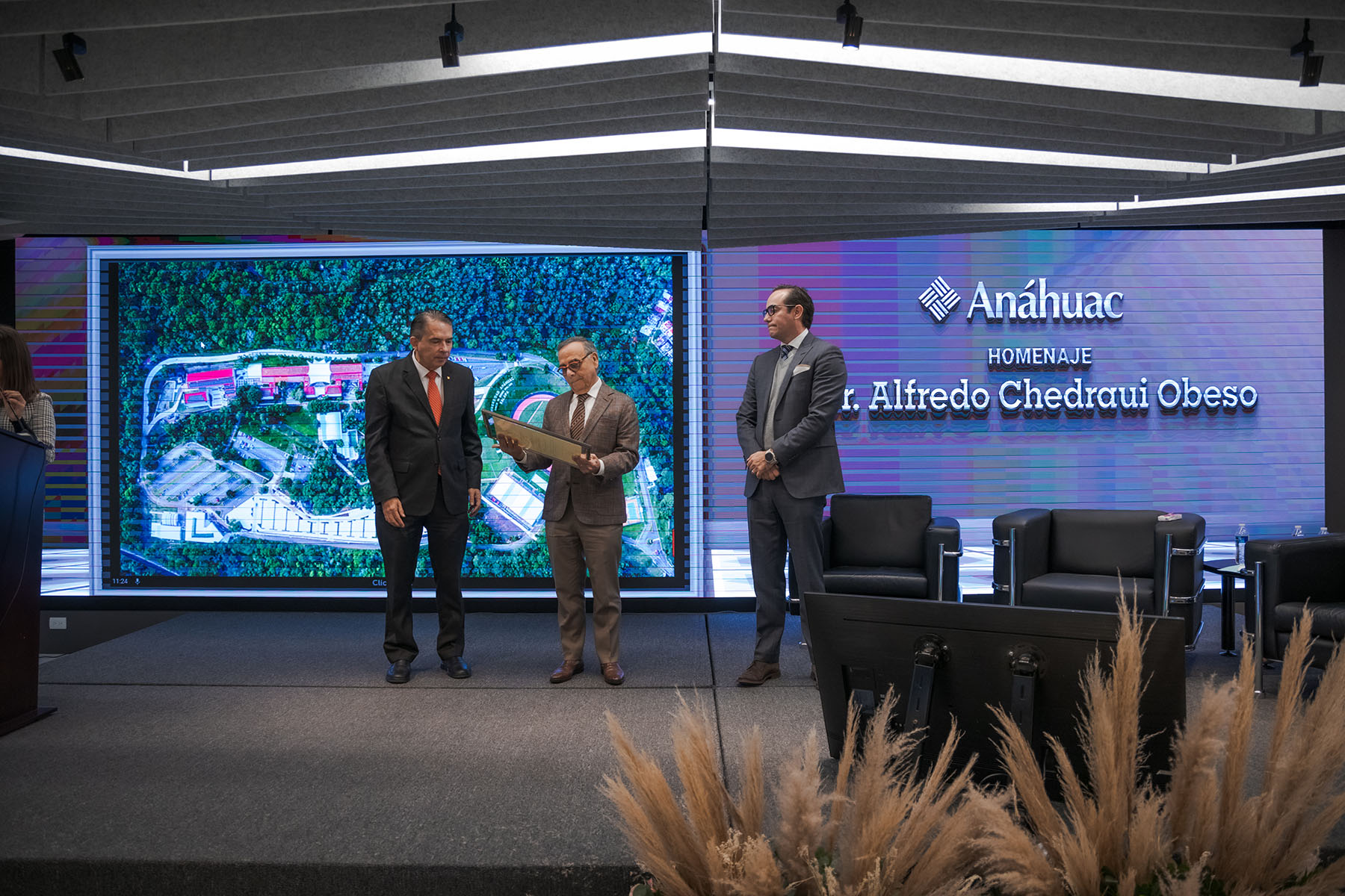 36 / 82 - Homenaje al Dr. Alfredo Chedraui Obeso, Presidente Fundador y Vitalicio de Nuestra Universidad