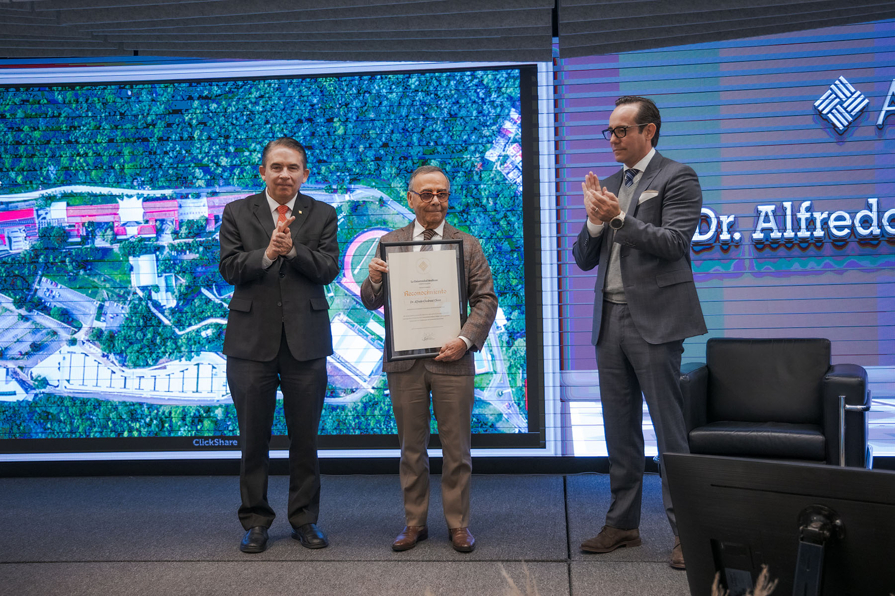 38 / 82 - Homenaje al Dr. Alfredo Chedraui Obeso, Presidente Fundador y Vitalicio de Nuestra Universidad