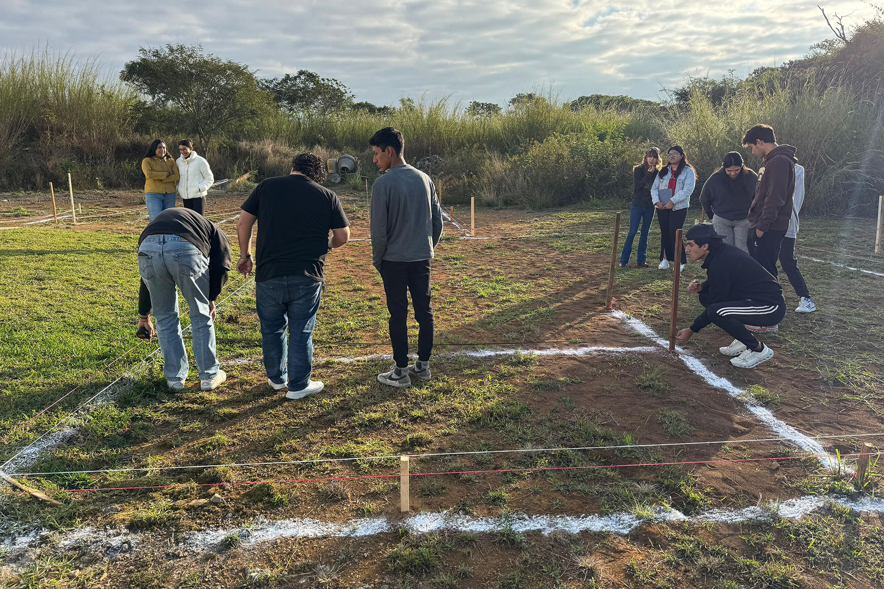 1 / 13 - Formación en Acción: Estudiantes Aplican Técnicas de Trazo y Nivelación en Campo