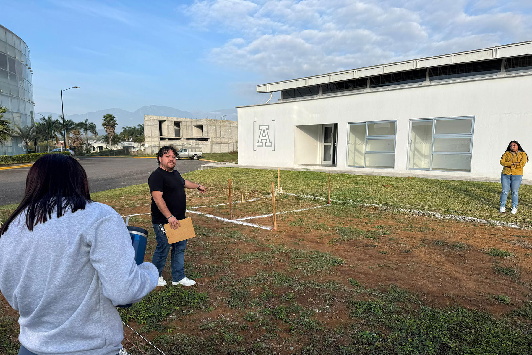 2 / 13 - Formación en Acción: Estudiantes Aplican Técnicas de Trazo y Nivelación en Campo