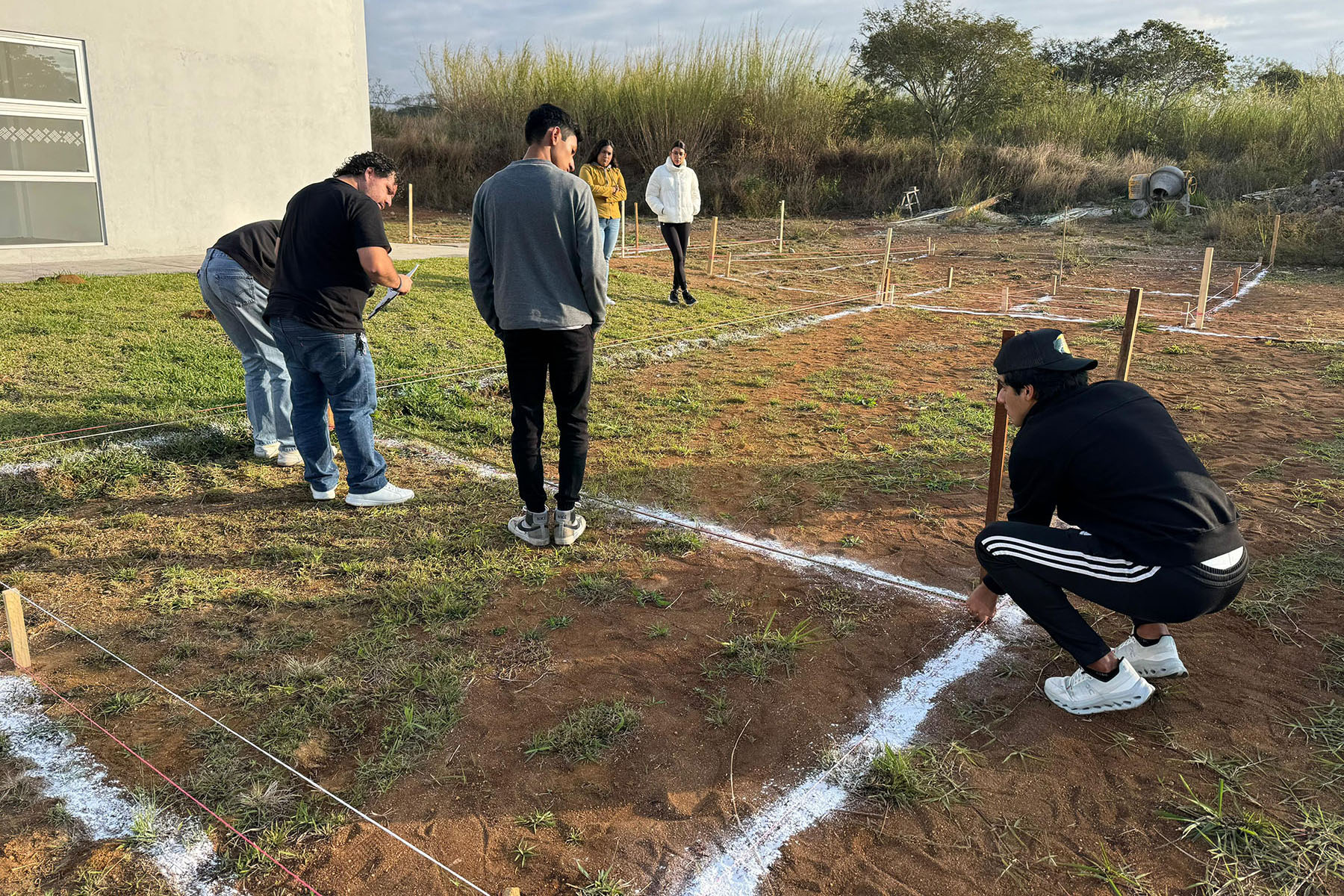 3 / 13 - Formación en Acción: Estudiantes Aplican Técnicas de Trazo y Nivelación en Campo