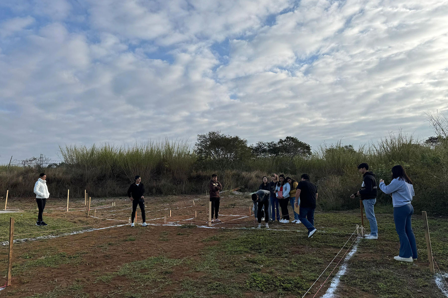 4 / 13 - Formación en Acción: Estudiantes Aplican Técnicas de Trazo y Nivelación en Campo