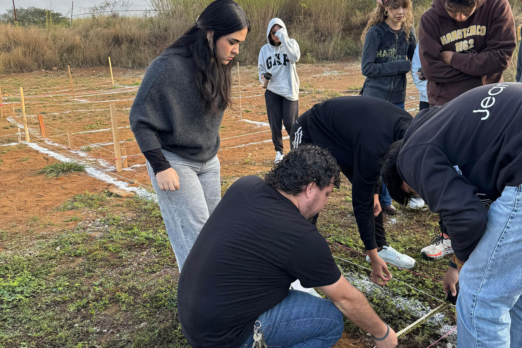 5 / 13 - Formación en Acción: Estudiantes Aplican Técnicas de Trazo y Nivelación en Campo