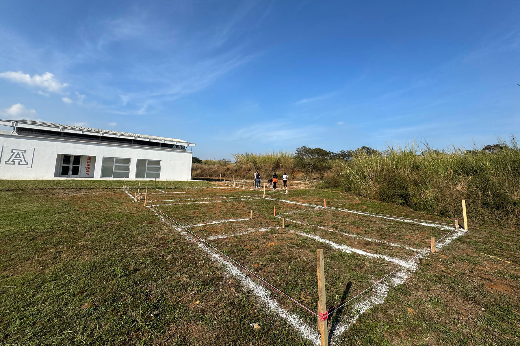 6 / 13 - Formación en Acción: Estudiantes Aplican Técnicas de Trazo y Nivelación en Campo