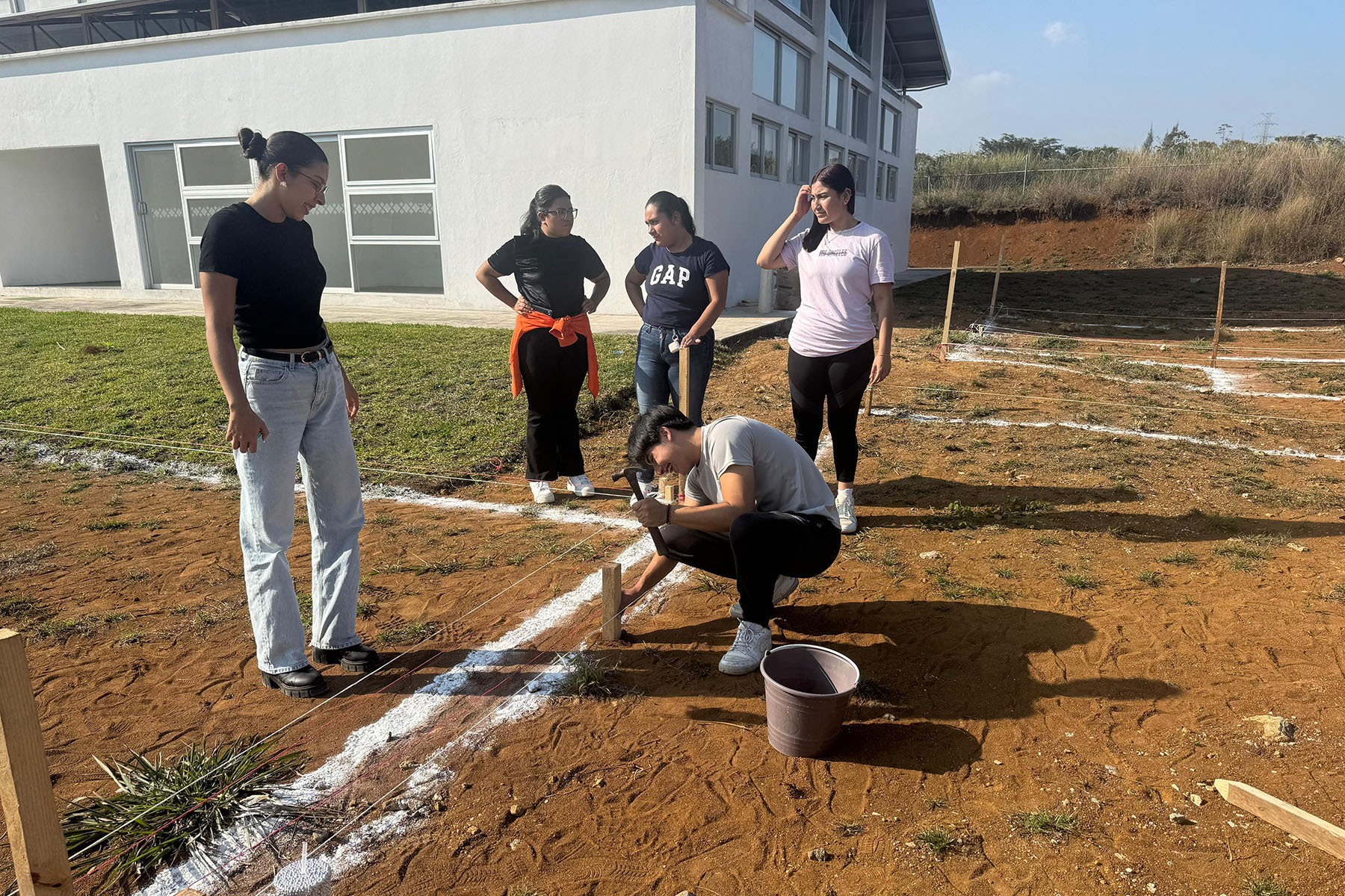 7 / 13 - Formación en Acción: Estudiantes Aplican Técnicas de Trazo y Nivelación en Campo