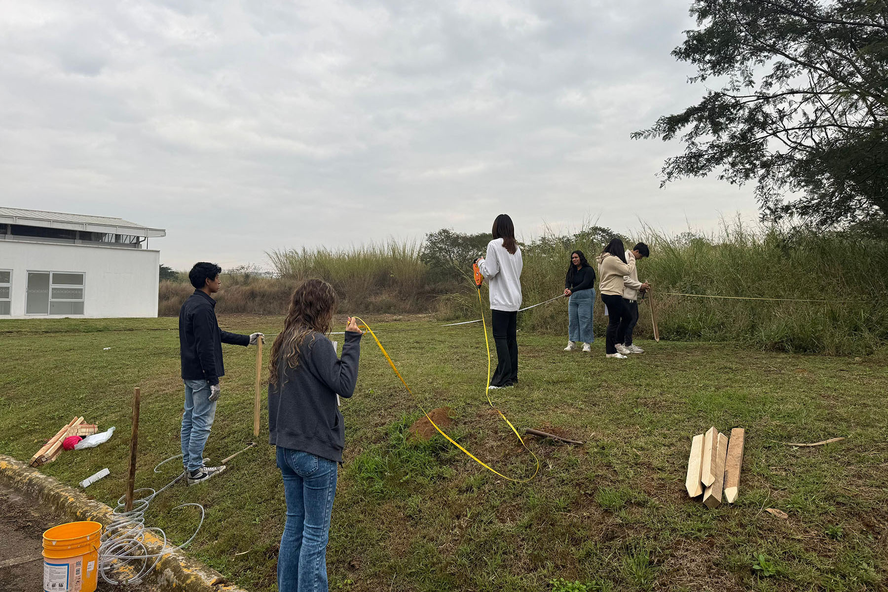 10 / 13 - Formación en Acción: Estudiantes Aplican Técnicas de Trazo y Nivelación en Campo