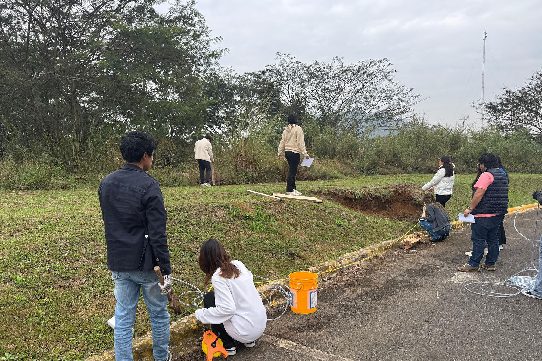 11 / 13 - Formación en Acción: Estudiantes Aplican Técnicas de Trazo y Nivelación en Campo