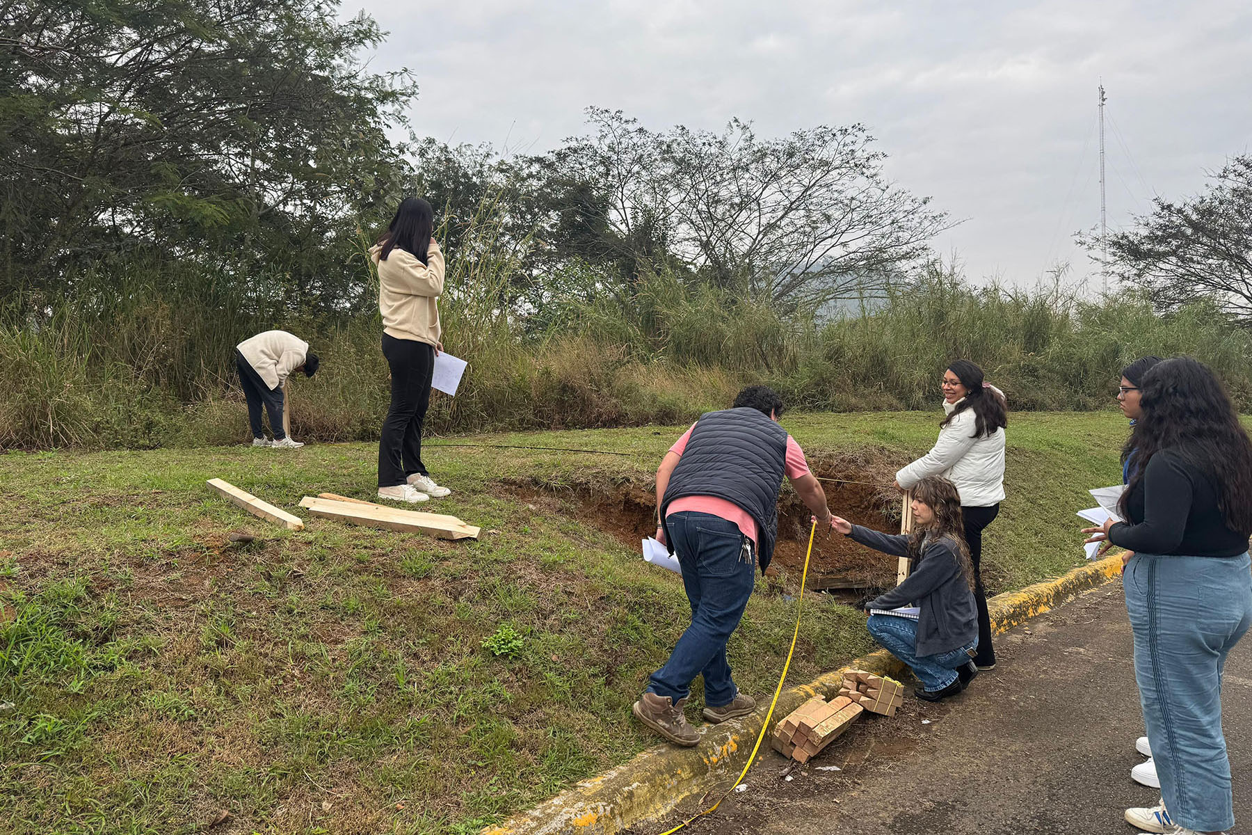 13 / 13 - Formación en Acción: Estudiantes Aplican Técnicas de Trazo y Nivelación en Campo