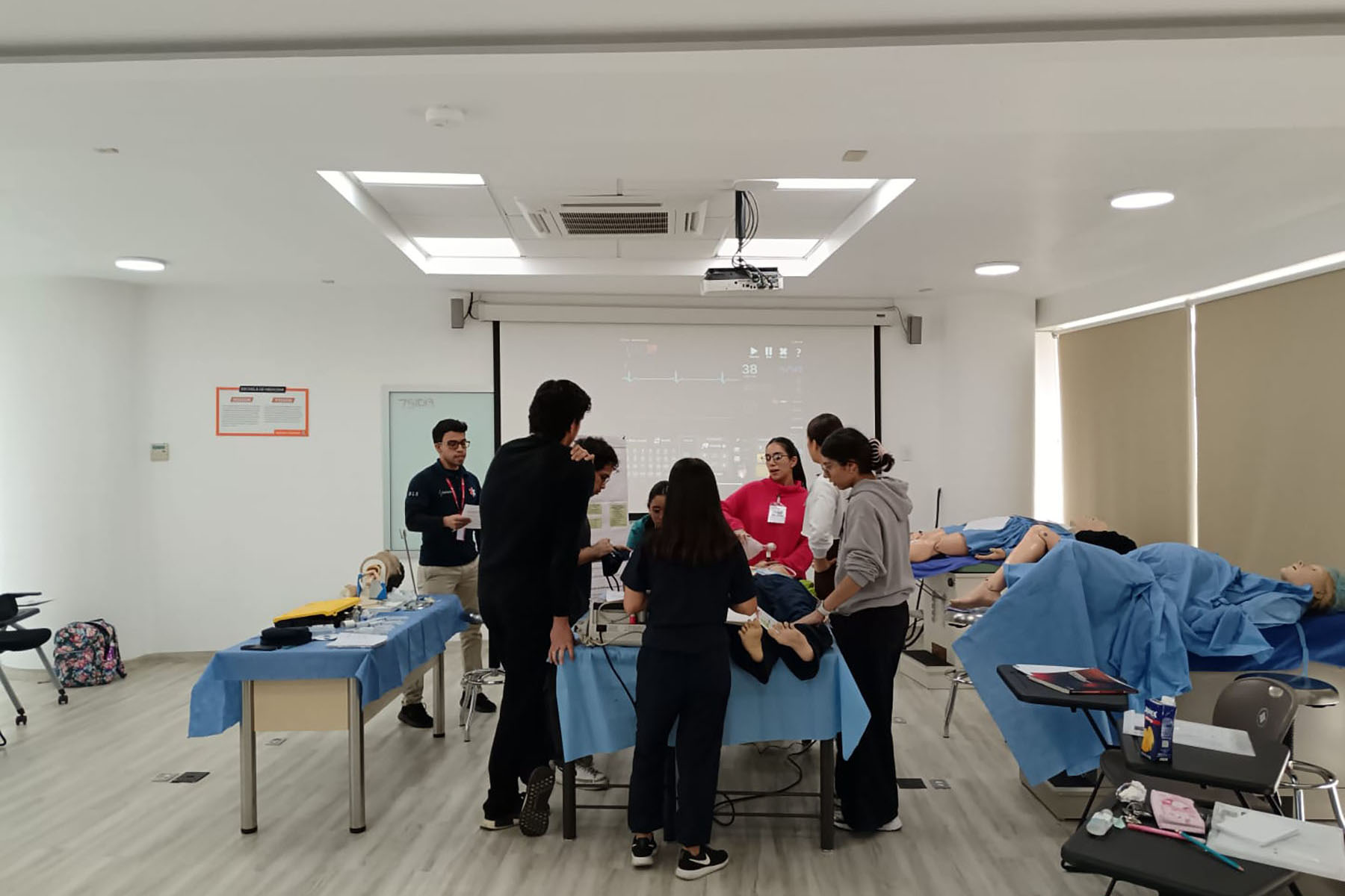 6 / 8 - Curso de Certificación Basic Life Support y Advanced Cardiovascular Life Support