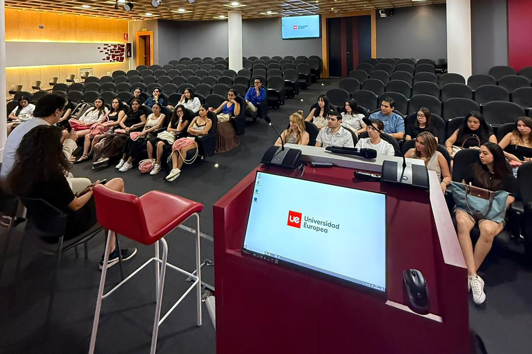 8 / 12 - Esmeralda Castillo Participa en Curso Internacional de Marketing Digital 8 / 12 - Esmeralda Castillo Participa en Curso Internacional de Marketing Digital