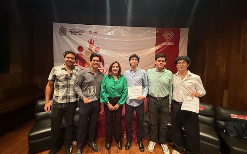 1 / 4 - Alumnos Anáhuac Ganan Premio de Emprendimiento