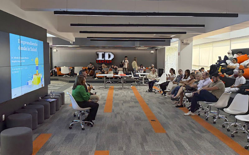 2 / 3 - Conferencia: Emprendiendo Desde la Salud 2 / 3 - Conferencia: Emprendiendo Desde la Salud