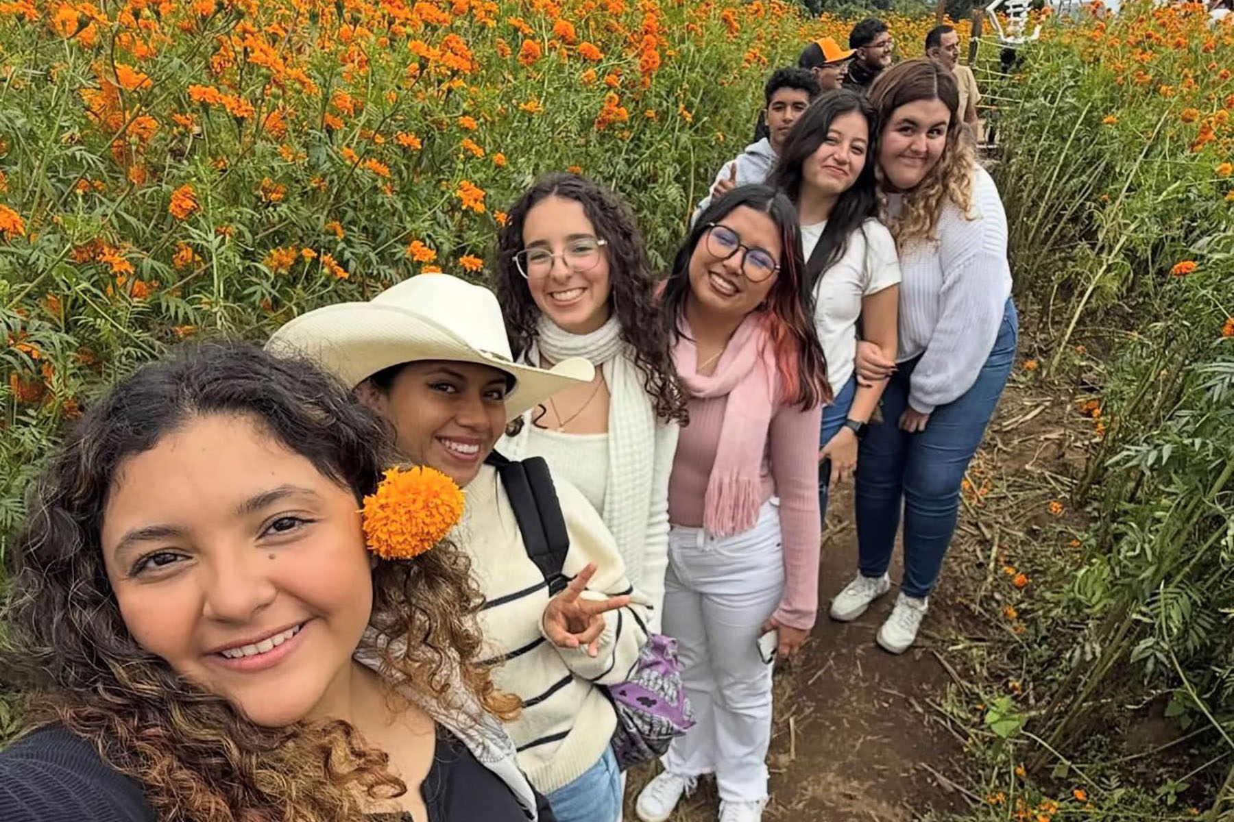 2 / 7 - Viviendo las Tradiciones: Alumnos Visitan Naolinco en el Día de Muertos 2 / 7 - Viviendo las Tradiciones: Alumnos Visitan Naolinco en el Día de Muertos