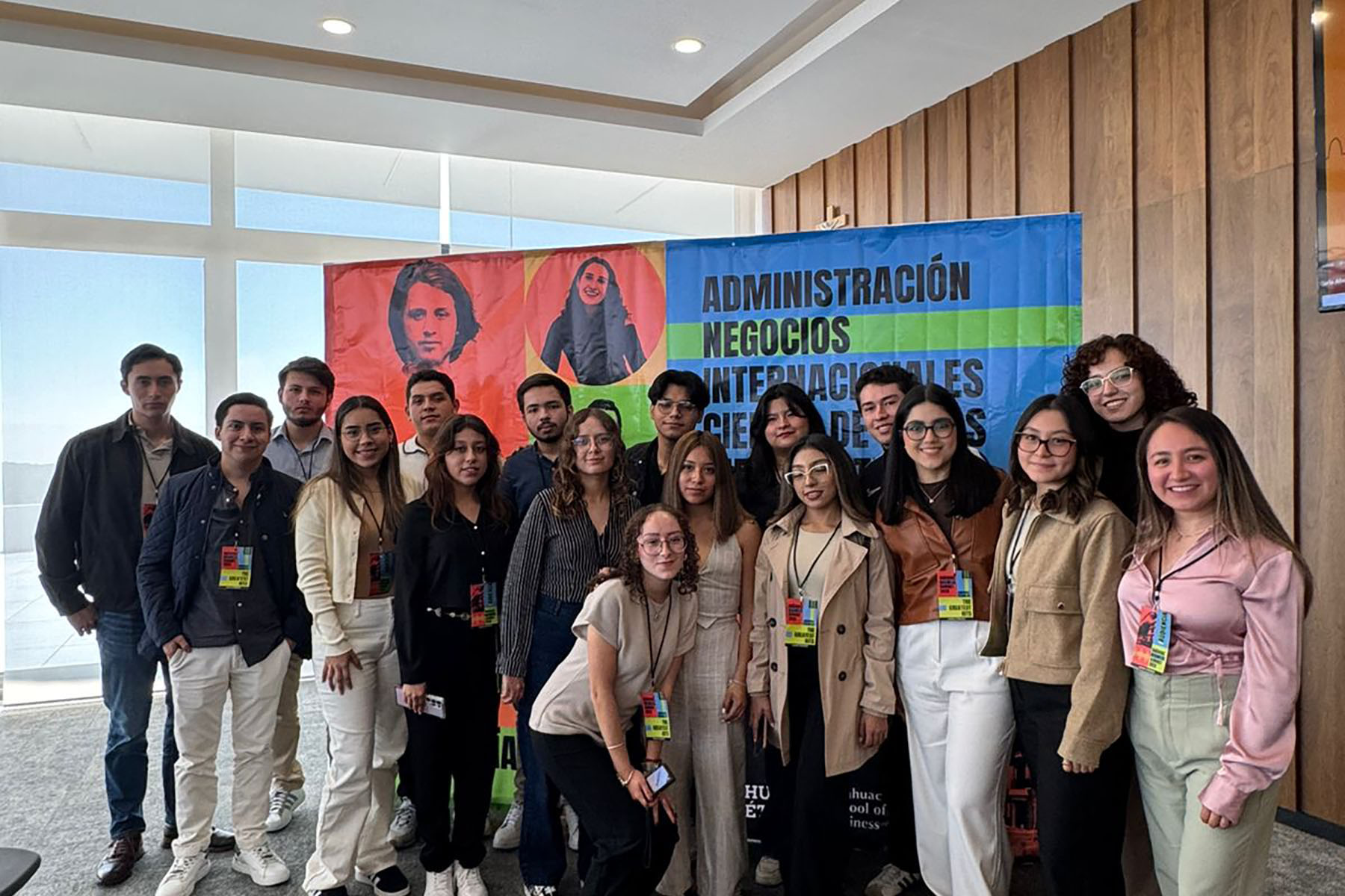 2 / 7 - Estudiantes Fortalecen su Formación en el Business Summit 2025 2 / 7 - Estudiantes Fortalecen su Formación en el Business Summit 2025