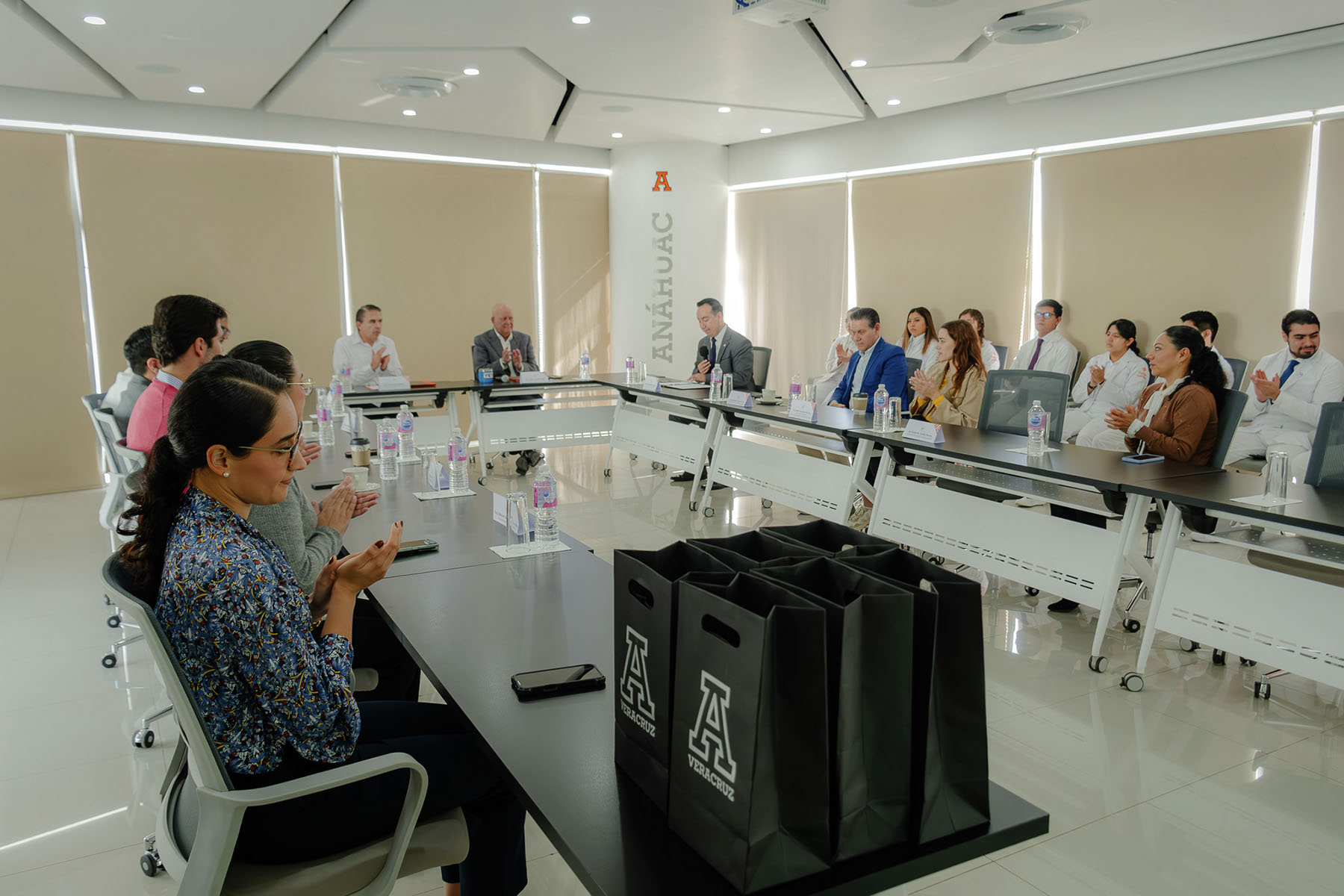 1 / 9 - Firma de Convenio con el Sanatorio Escudero 1 / 9 - Firma de Convenio con el Sanatorio Escudero