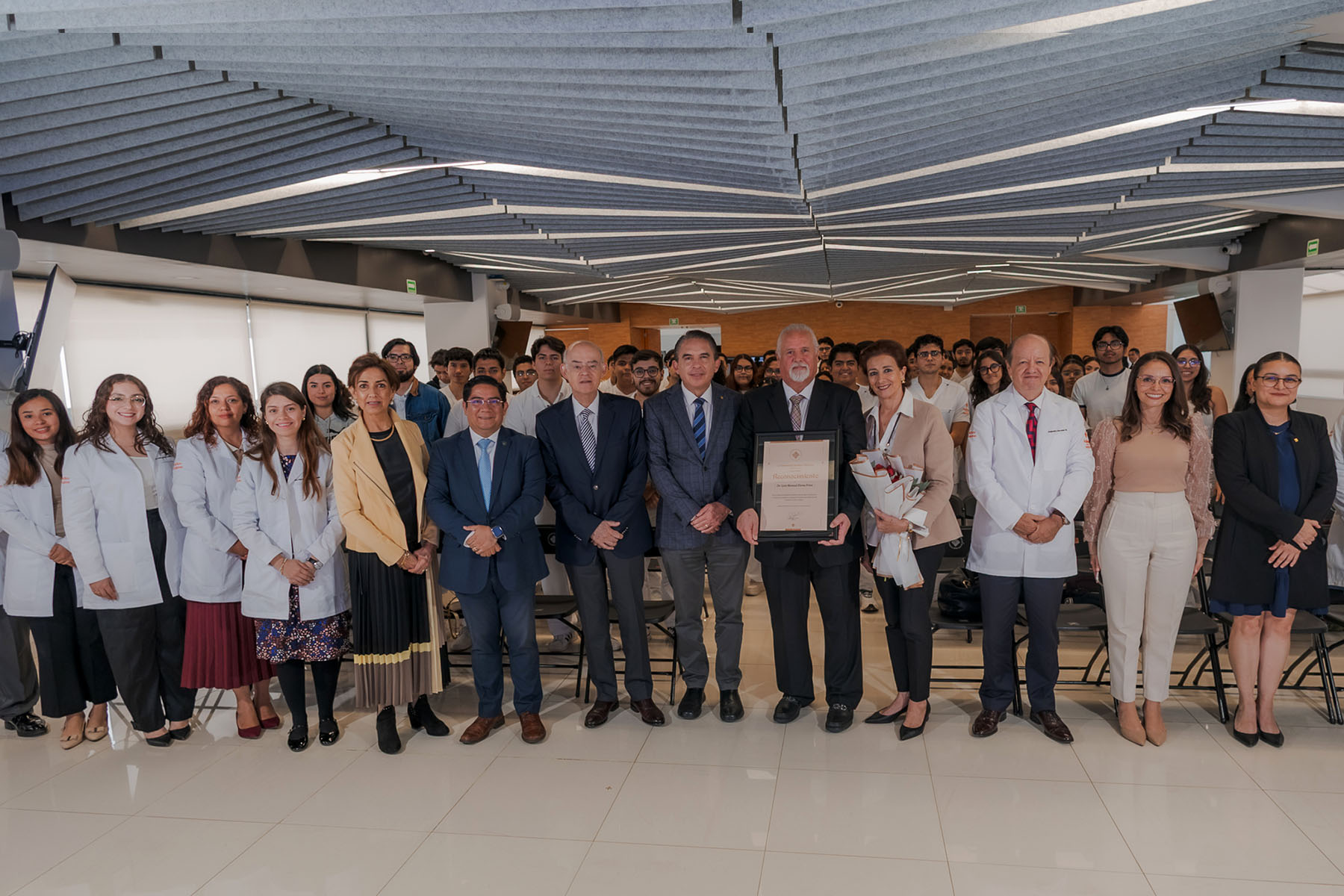 20 / 22 - Homenaje al Dr. Luis Manuel Flores Frías en el Marco del Día del Médico 20 / 22 - Homenaje al Dr. Luis Manuel Flores Frías en el Marco del Día del Médico